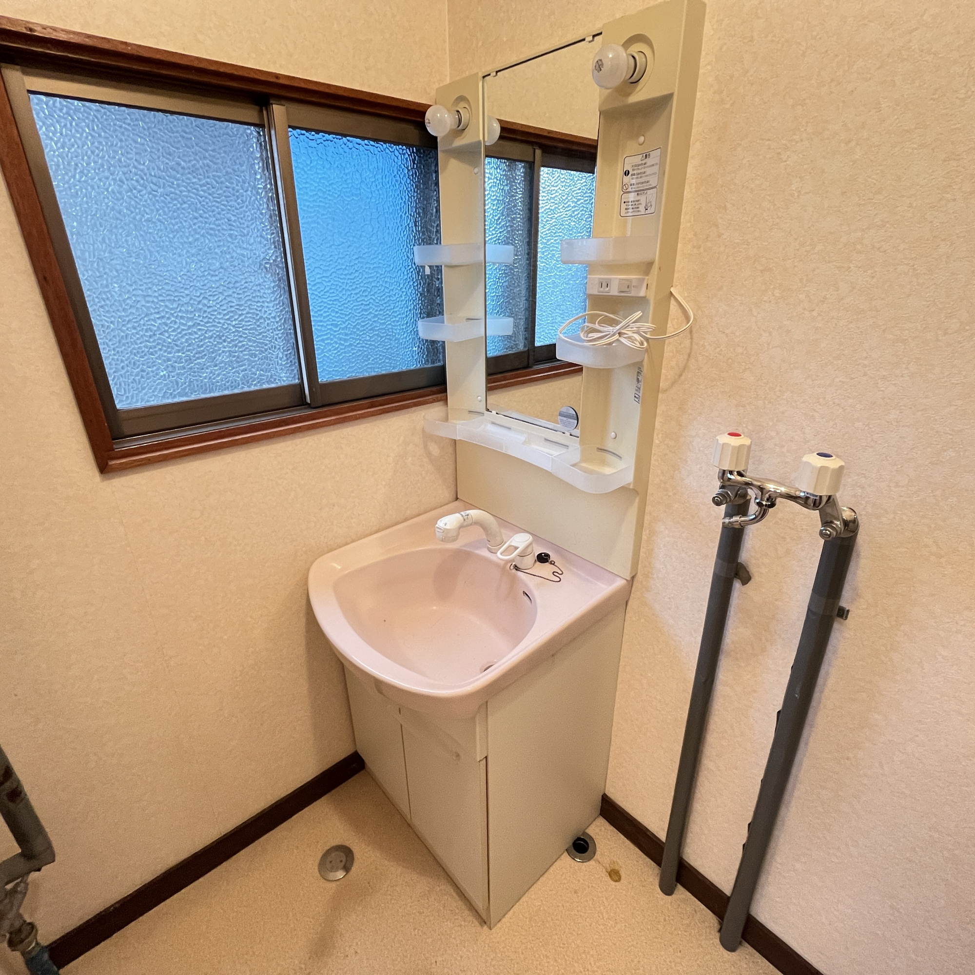 登別市新生町5丁目17-5　中古住宅の独立洗面台