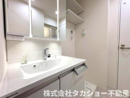高洲二丁目住宅7番　11号棟の独立洗面台|朝の支度にも助かる、独立の洗髪洗面化粧台