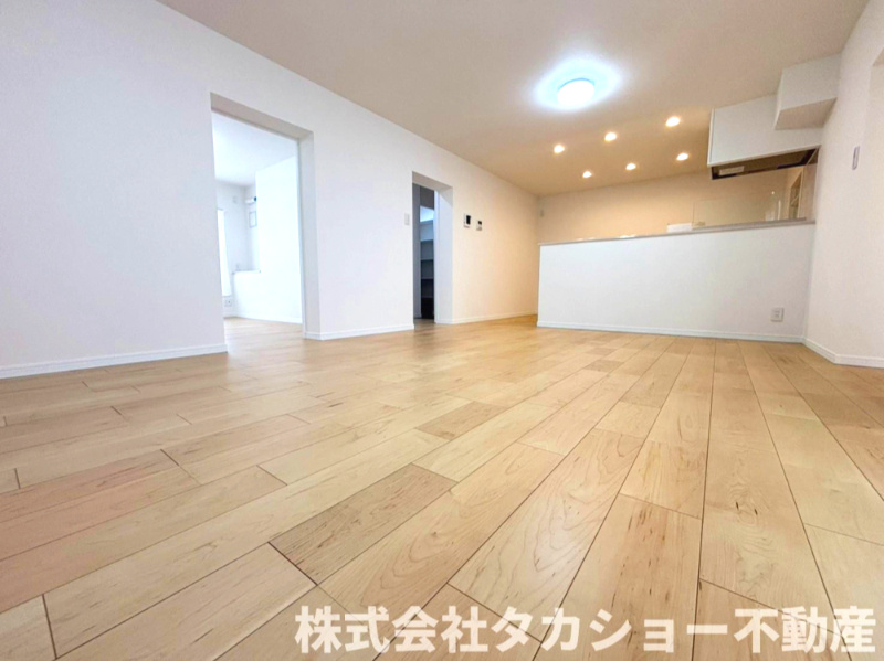 高洲二丁目住宅7番　11号棟の居間・リビング|家族が集まるリビングは明るく広々しております☆彡是非ご覧下さい。
