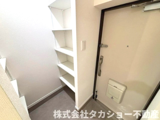 高洲二丁目住宅7番　11号棟の玄関|玄関横にはシューズインクローゼットも御座います。