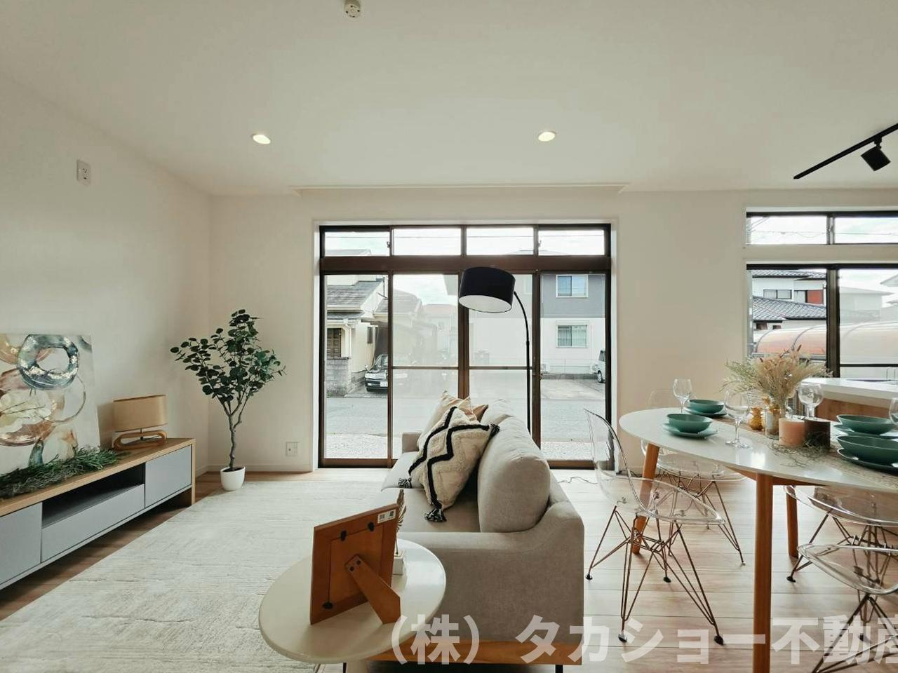 君津市外箕輪1丁目　中古戸建の居間・リビング|ゆったりとした居間です