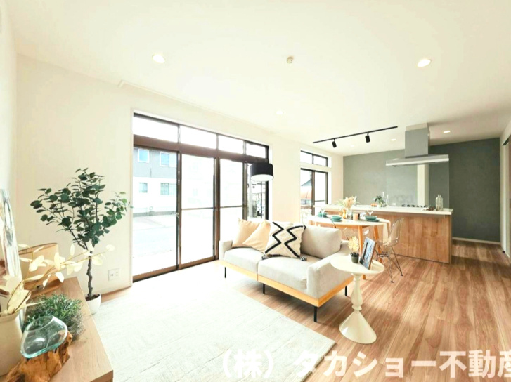 君津市外箕輪1丁目　中古戸建の居間・リビング|陽当りの良さが心地よい、明るく開放感あふれる広々としたリビング。家族が自然と集まり、ゆったりと寛げる快適な空間です。