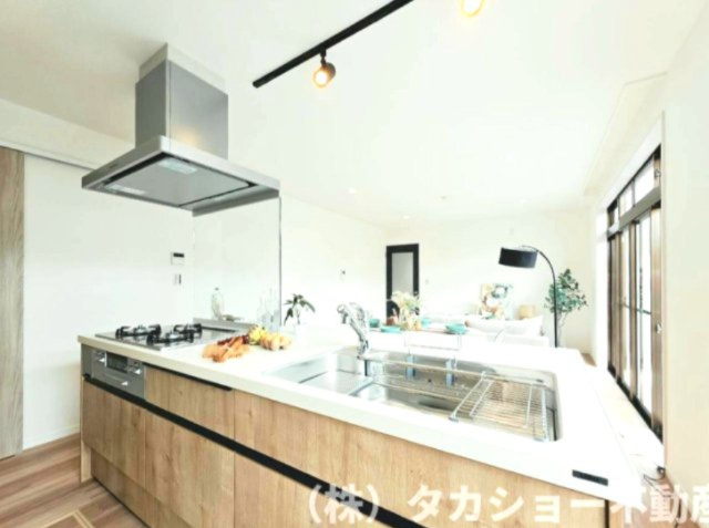 君津市外箕輪1丁目　中古戸建のキッチン|開放感あふれるアイランドキッチンで、家族との会話を楽しみながら料理ができる魅力的な空間。広々とした使い勝手の良さもポイントです。