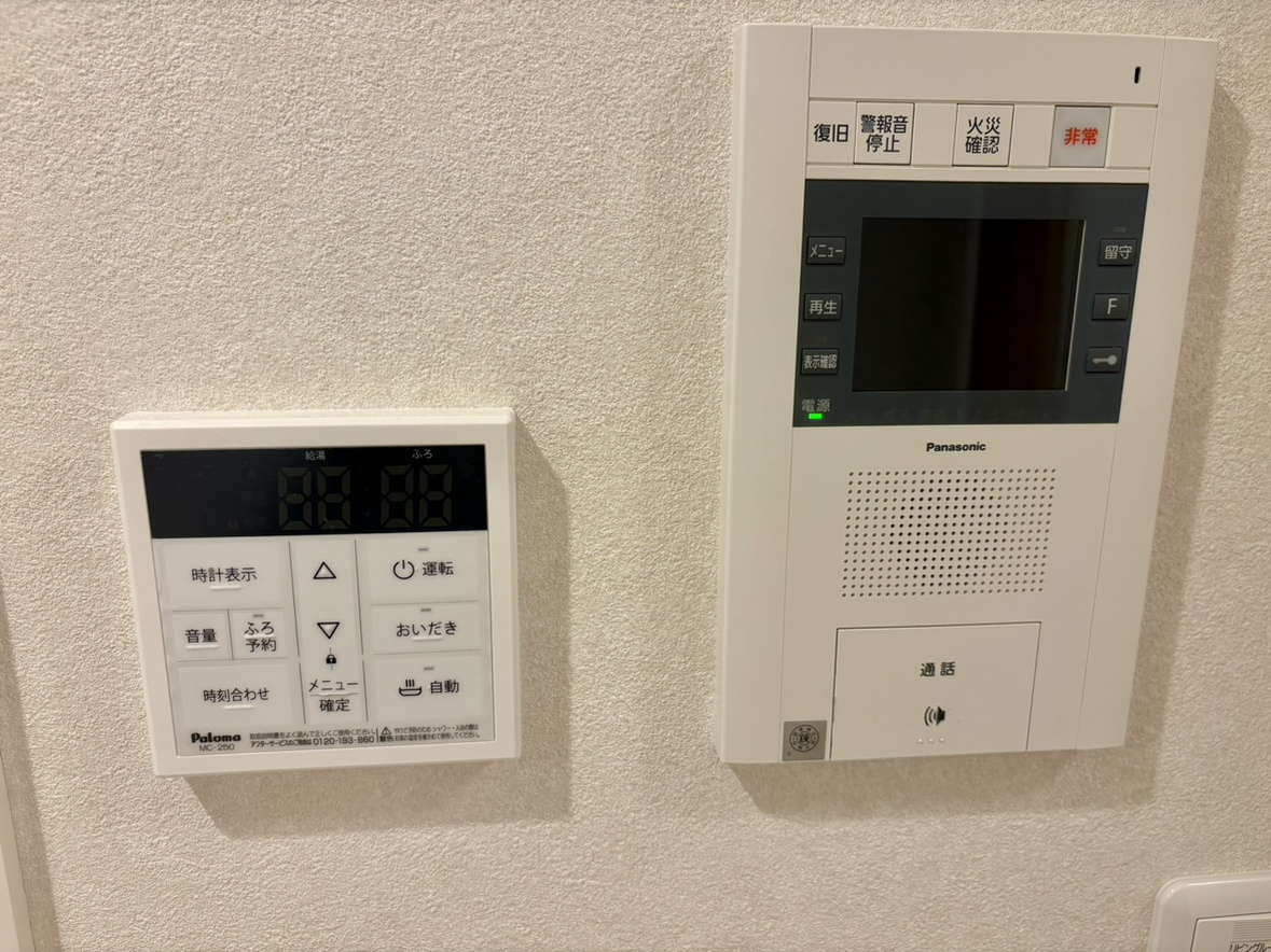 Ｂｒｉｌｌｉａレジデンス六甲アイランドの防犯設備|防犯性の高い「オートロック」を完備しており、室内のカラーモニターで相手を確認できるため、一人の時間も安心してお過ごしいただけます。さらに、給湯器には「自動お湯はり」や「追い焚き機能」を搭載しております