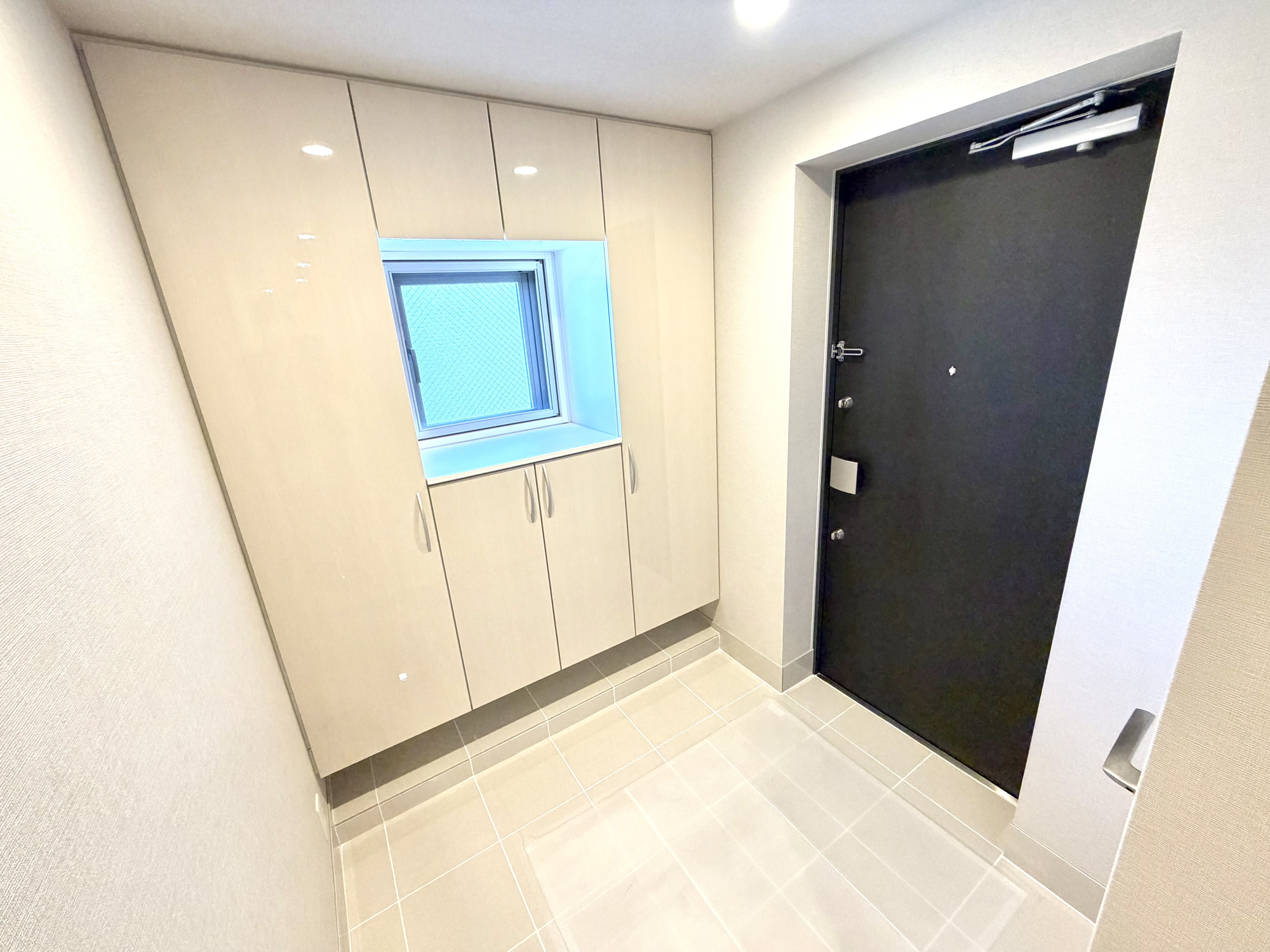 プレシスあすと長町エクレールの玄関|ゆとりある玄関スペースで、毎日の出入りも快適です！ 