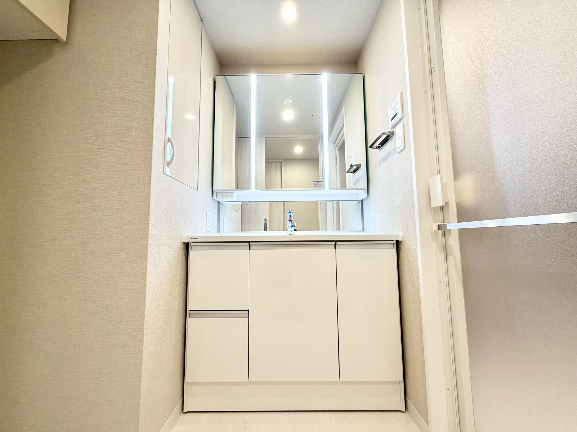 プレシスあすと長町エクレールの独立洗面台|洗面まわりの小物をすっきり収納できる三面鏡付洗面化粧台
