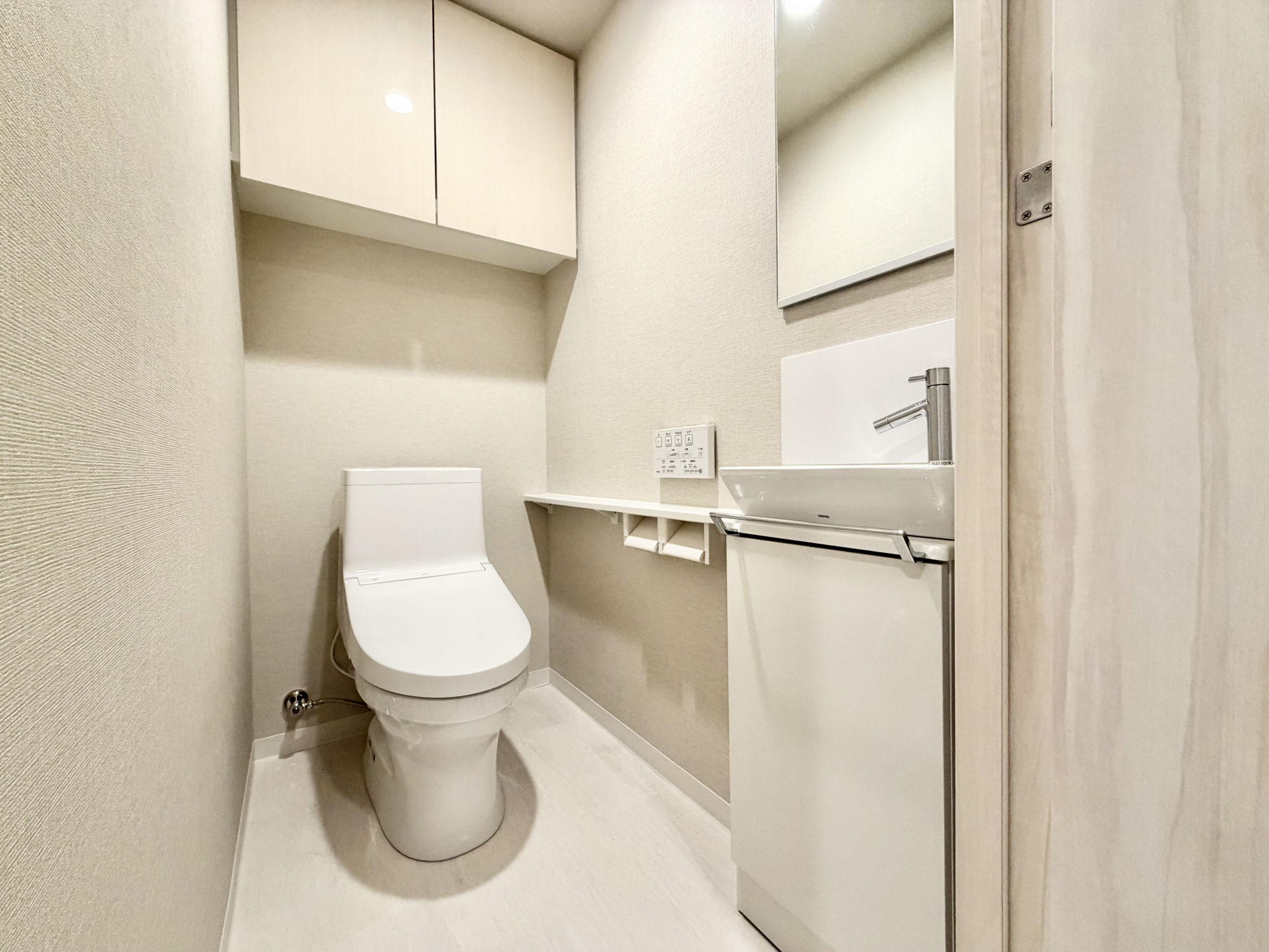 プレシスあすと長町エクレールのトイレ|手洗いカウンター付きで、快適に使えるトイレです。