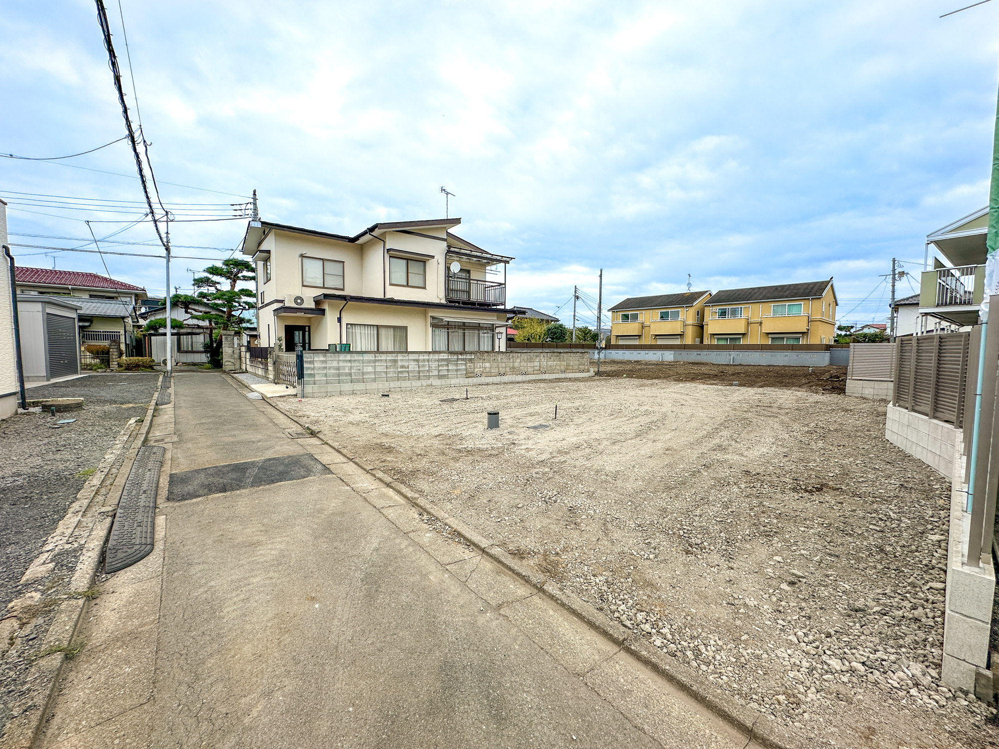 宇都宮市清住３丁目　新築住宅全２棟の前面道路含む現地写真|閑静な住宅地で子育て家族にピッタリ。毎日のお散歩も快適な緑に恵まれたエリアで、自然に包まれた穏やかな暮らしを実現するための、ゆとりある住環境が整っています。

