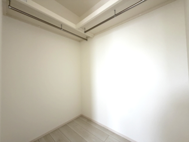 藤井上組（全12区画）7号棟　WIC:大きなウォークインクローゼット完備！ご家族分のお洋服やオフシーズンのお布団なども収納できる広さです。