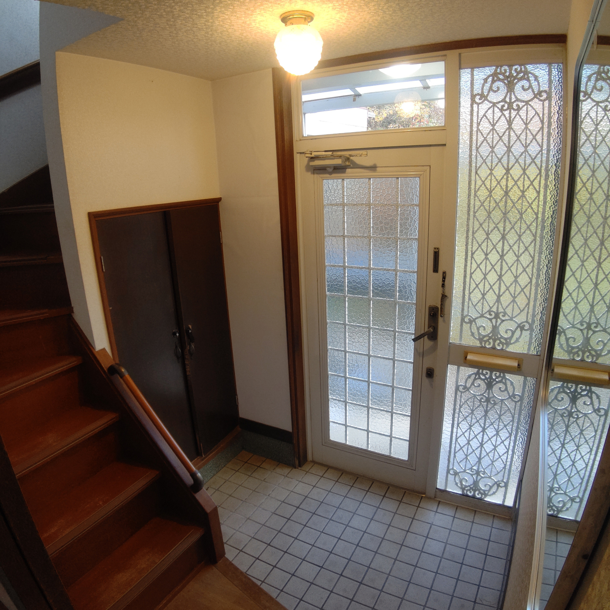 室蘭市母恋北町2丁目13-6　中古住宅の玄関