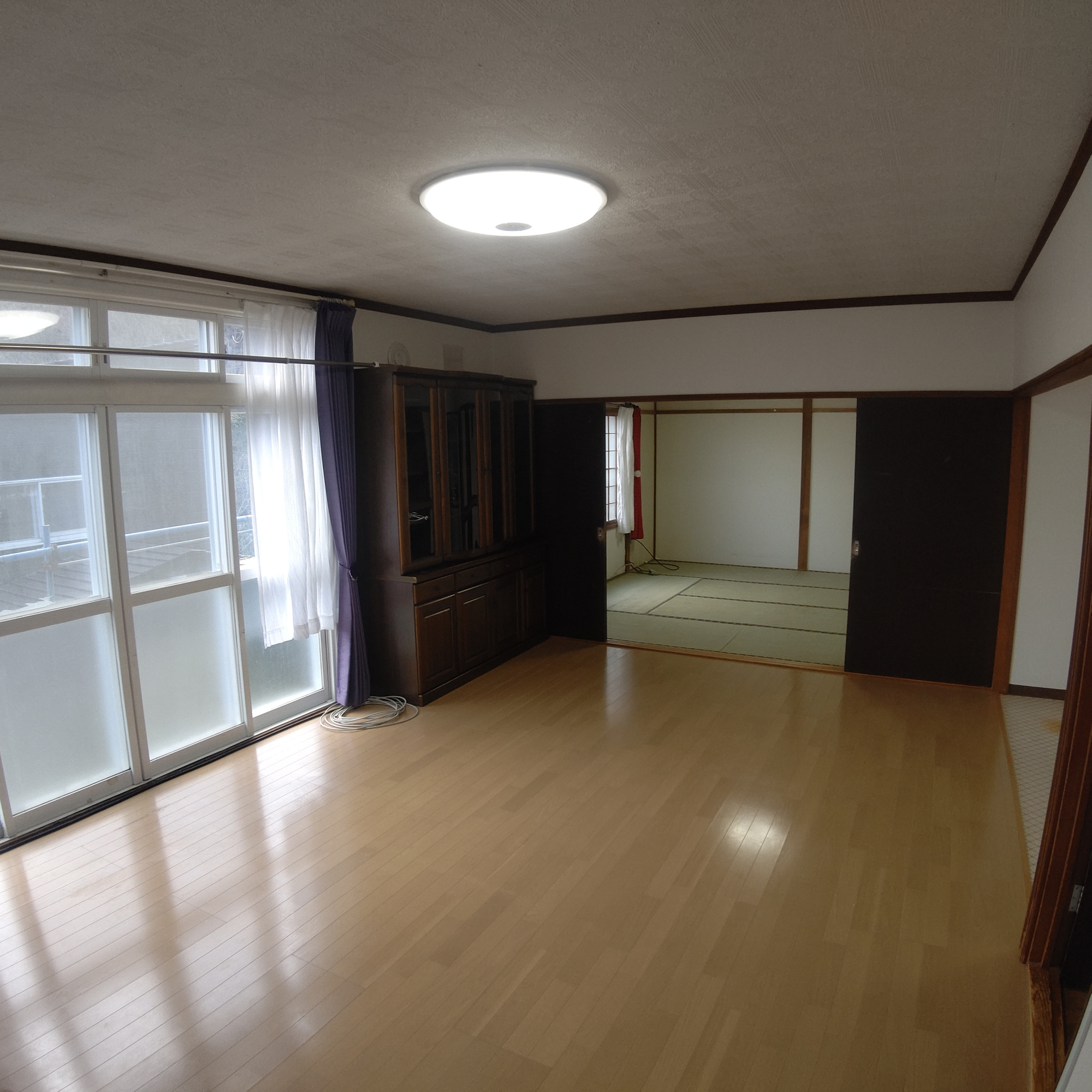 室蘭市母恋北町2丁目13-6　中古住宅の居間・リビング