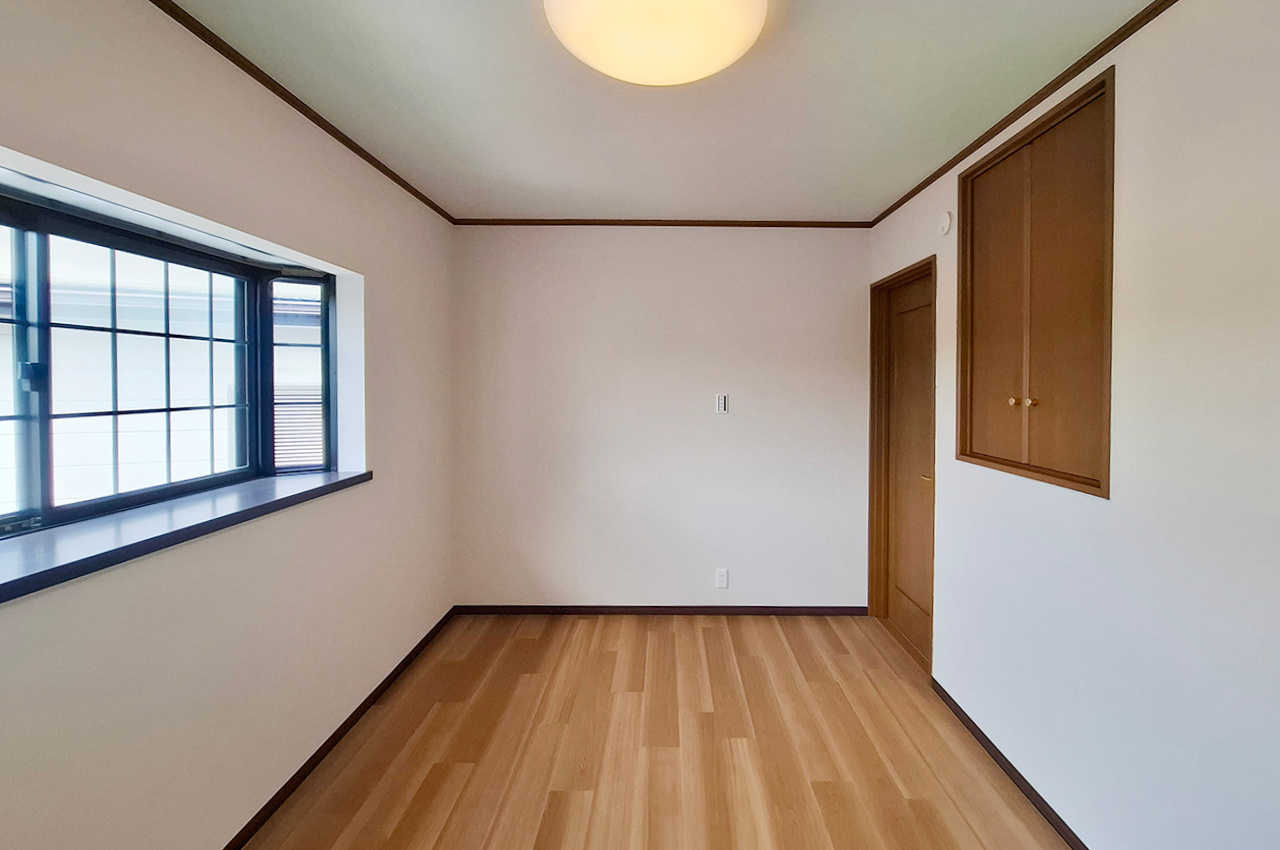 岸和田市極楽寺町1丁目の寝室|洋室1：約6帖のお部屋。バルコニーに面しており、主寝室としても使いやすい空間です。