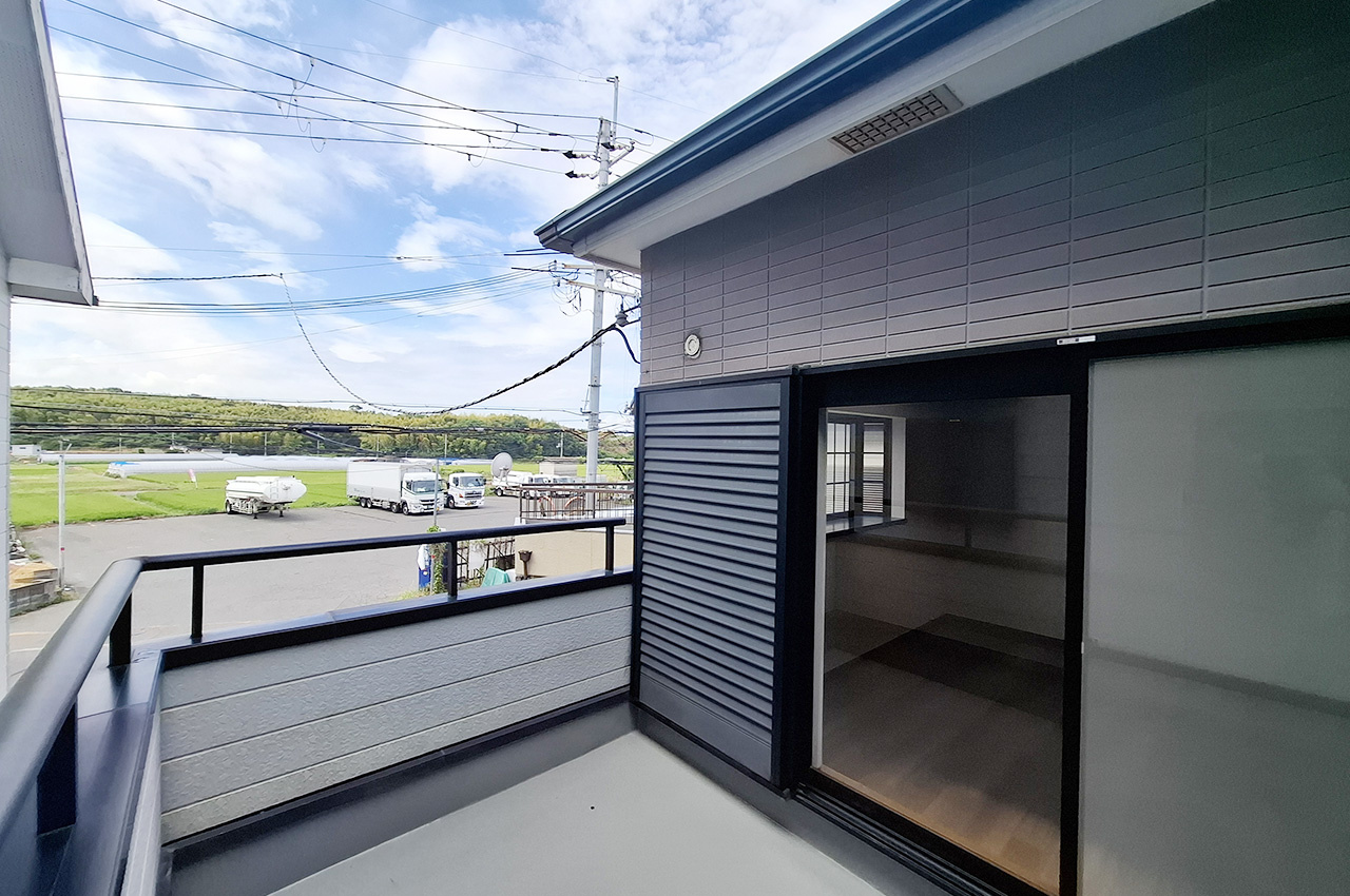 岸和田市極楽寺町1丁目のバルコニー|バルコニー：洋室1と洋室2から出入り可能。洗濯物干しスペースとして活用できます。