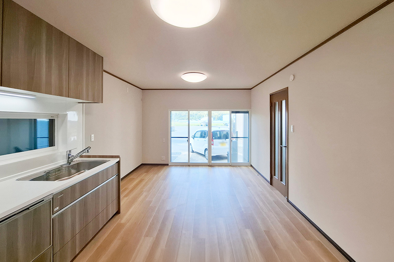 岸和田市極楽寺町1丁目の居間・リビング|LDK：クロス貼替や床フロアタイル上貼などリフォーム済み。きれいになった空間で気持ちよく過ごせます。