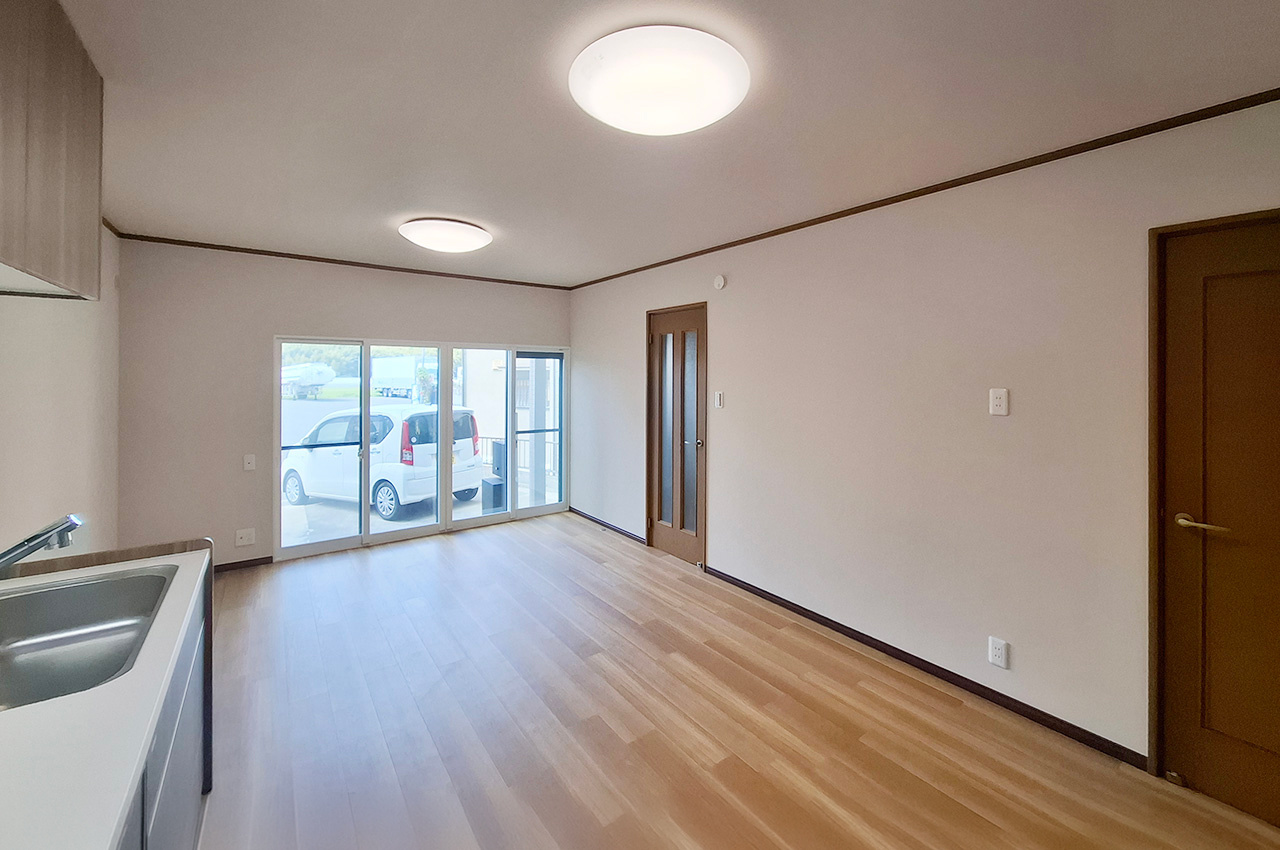 岸和田市極楽寺町1丁目の居間・リビング|LDK：リフォームできれいに整えた、家族が集まりやすい空間です。