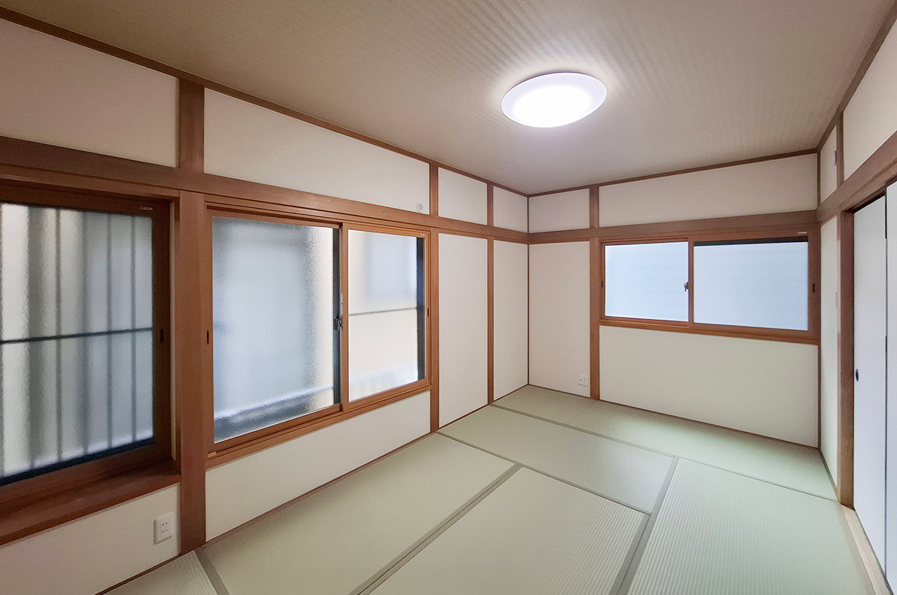 岸和田市極楽寺町1丁目の和室|和室1：畳を新調、クロスや襖を貼替えるなどリフォーム済み。客間やくつろぎスペースとして使えます。