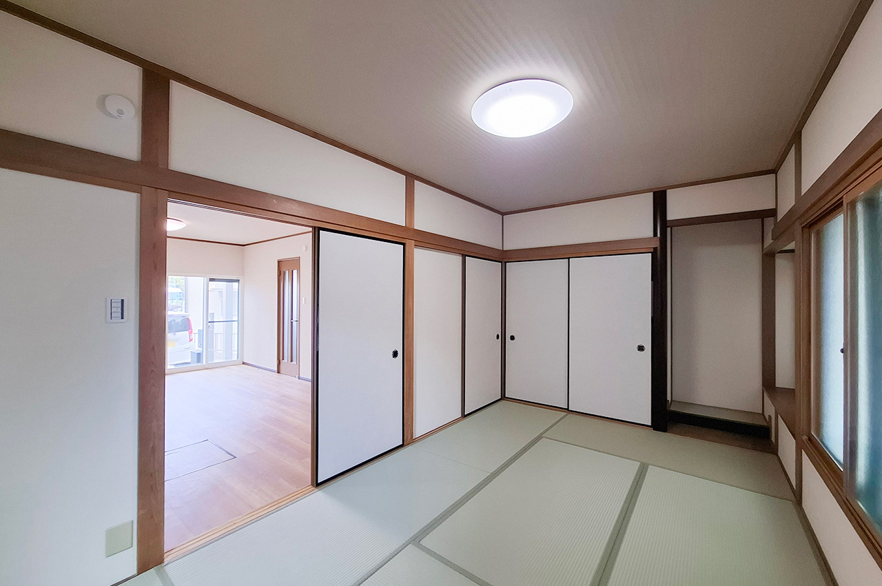 岸和田市極楽寺町1丁目の和室|和室1：引き戸を開放すると、LDKと和室を一体利用できる使いやすい間取りです。