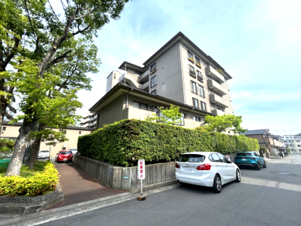 苦楽園ヒルズ三号棟の外観