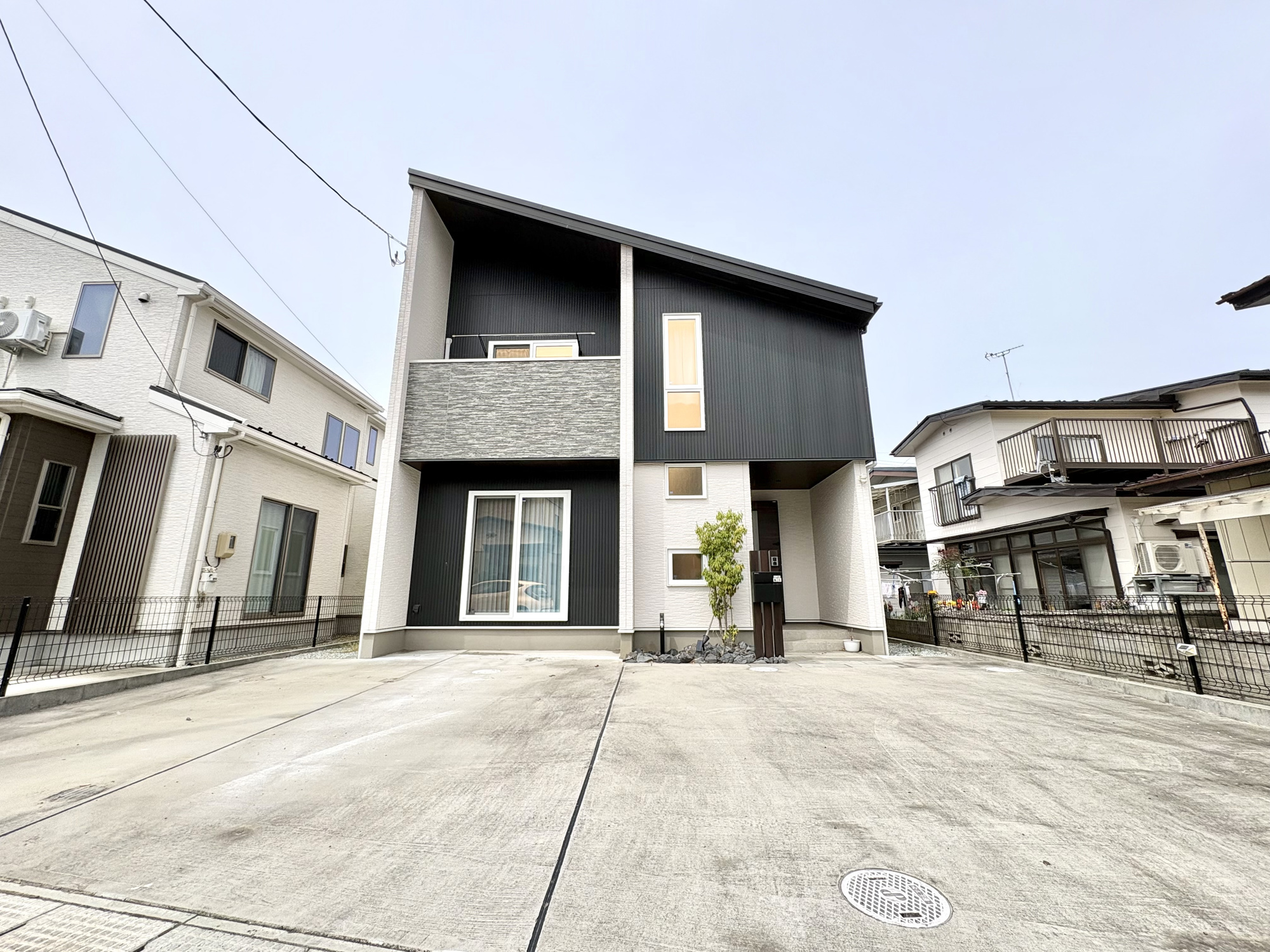 太白区西の平一丁目中古戸建の外観|2022年3月築　オール電化住宅！並列駐車3台可能（※車種により制限有）
