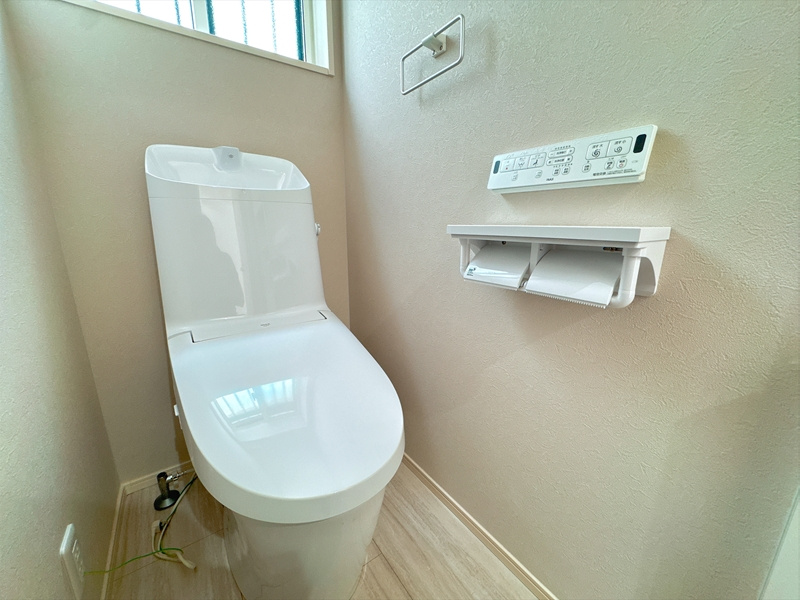 《2号棟　1階トイレ》ペーパーホルダーは2連タイプで、替えの手間が少なくなります！タオルホルダー付き！															

