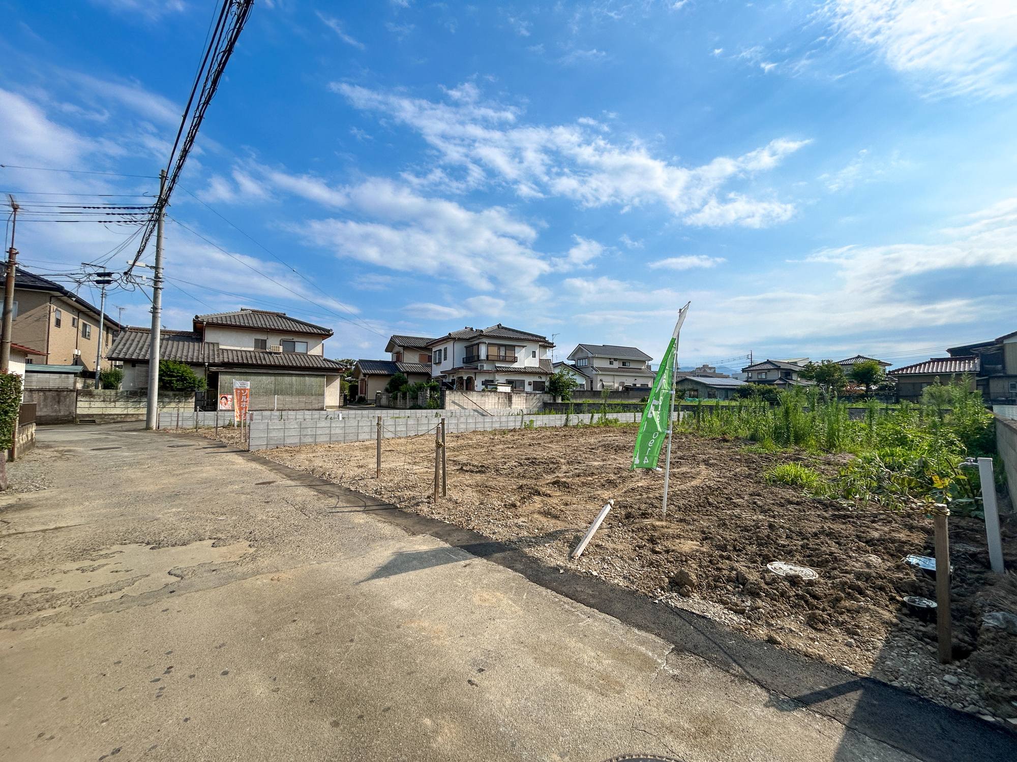 高崎市吉井町吉井　A区画売地の前面道路含む現地写真|閑静な住宅街なので、周囲の住宅街とも程よい距離があります。習い事の練習なども安心して取り組めます。

