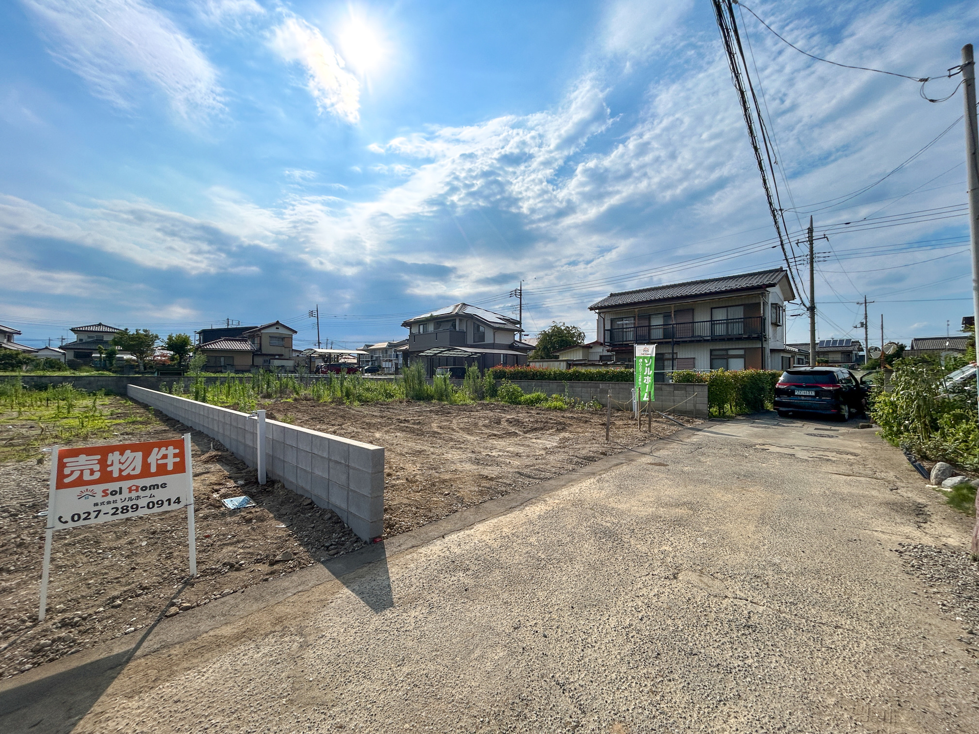 高崎市吉井町吉井　A区画売地の前面道路含む現地写真|閑静な住宅地で子育て家族にピッタリ。毎日のお散歩も快適な緑に恵まれたエリアで、自然に包まれた穏やかな暮らしを実現するための、ゆとりある住環境が整っています。

