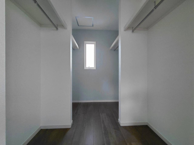 【３号棟：主寝室WIC】二人同時に入っても、干渉しない広さのウォークインクローゼット。枕棚とハンガーパイプで収納量大！。（2026年10月12日撮影）
