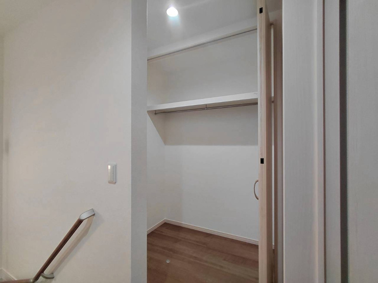 【３号棟：物入】階段上がってすぐの所なら、お子さまのお稽古バッグや、お掃除用品などを収納できます。（2026年１0月12日撮影）

