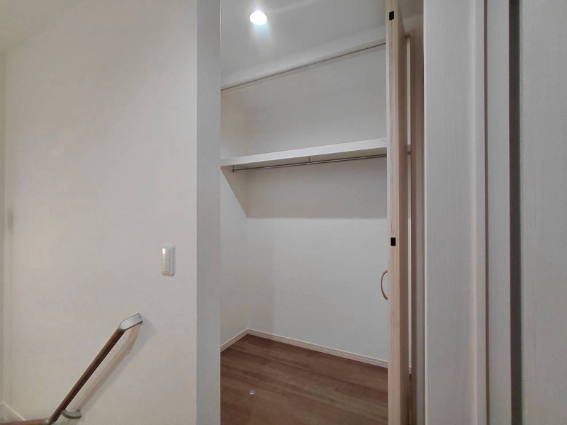 【３号棟：物入】階段上がってすぐの所なら、お子さまのお稽古バッグや、お掃除用品などを収納できます。（2026年１0月12日撮影）

