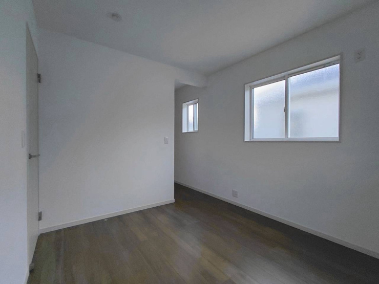【３号棟：洋室B】5.2帖の子供部屋。奥にはウォークインクローゼット。WICがあることで、部屋はすっきり整頓できます。（2026年10月12日撮影）
