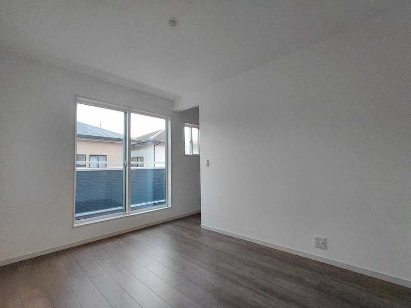 【３号棟：洋室C】６帖の子供部屋。バルコニーに面しており、明るいお部屋です。ここもウォークインクローゼットです。衣類や荷物はすっきり収納でき、お部屋を広く活用できます（2026年10月12日撮影）
