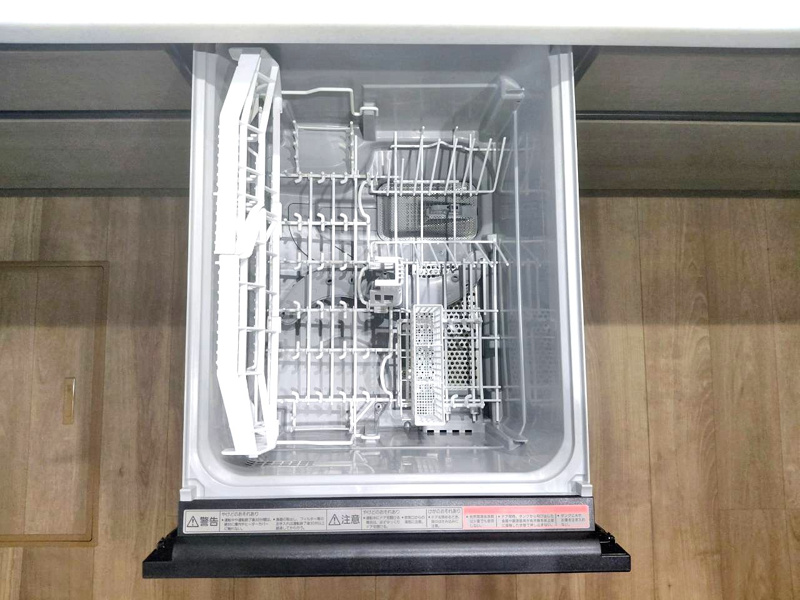 【3号棟：食洗機】キッチンと美しく一体化。手で洗うよりも節水になり、家事の負担も軽減できます。（※システムキッチン付属の設備です。各メーカーの仕様に準じます。）（2026年１0月12日撮影）
