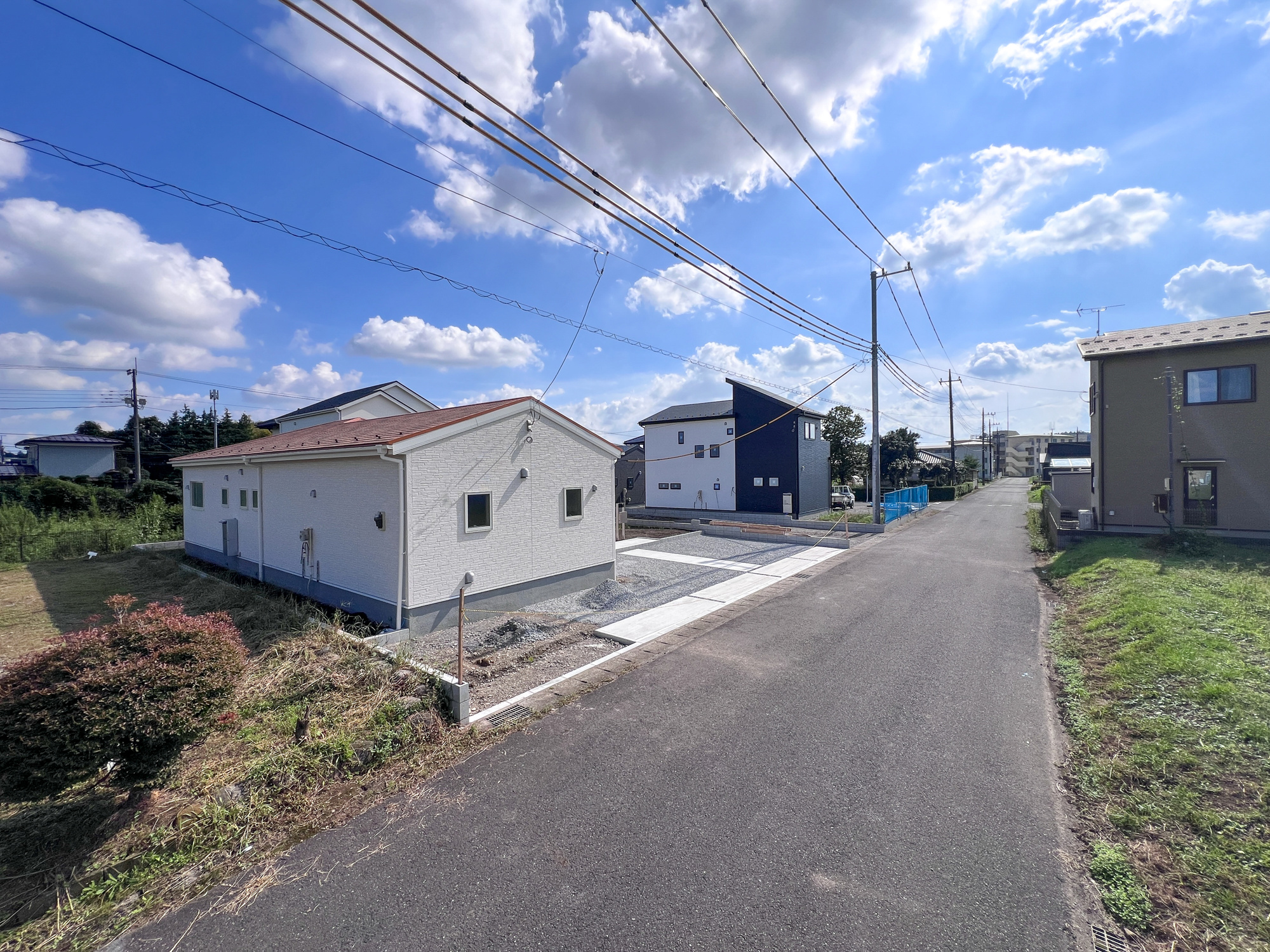 大田原市野崎１丁目の新築一戸建の前面道路含む現地写真|閑静な住宅地で子育て家族にピッタリ。毎日のお散歩も快適な緑に恵まれたエリアで、自然に包まれた穏やかな暮らしを実現するための、ゆとりある住環境が整っています。

