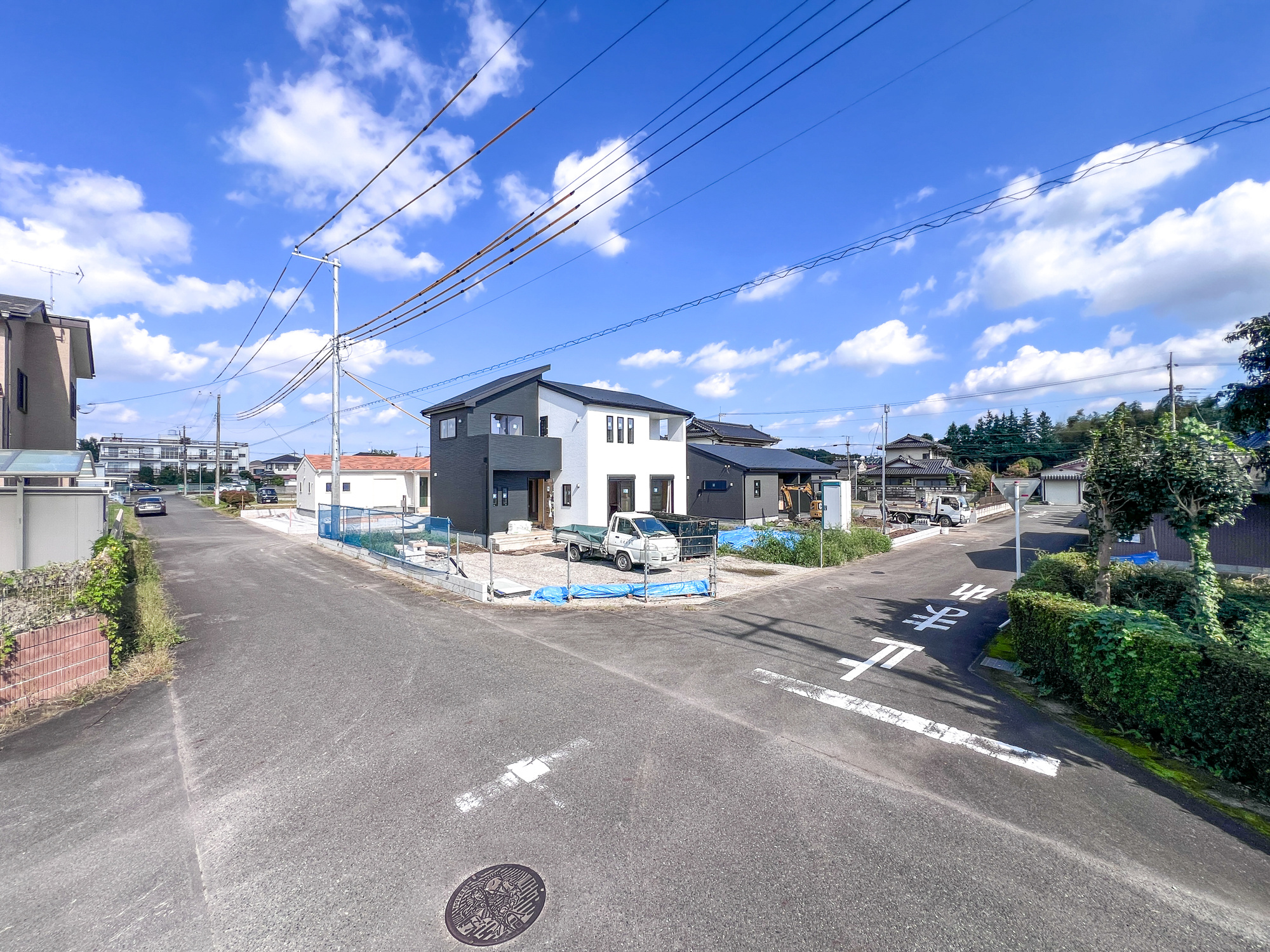 大田原市野崎１丁目の新築一戸建の前面道路含む現地写真|低層の一戸建てを中心とした街並みが整然と続き、周辺は高い建物が建っていないので、採光や開放性に恵まれ、空が広く緑の多い閑静な趣を感じる環境です。

