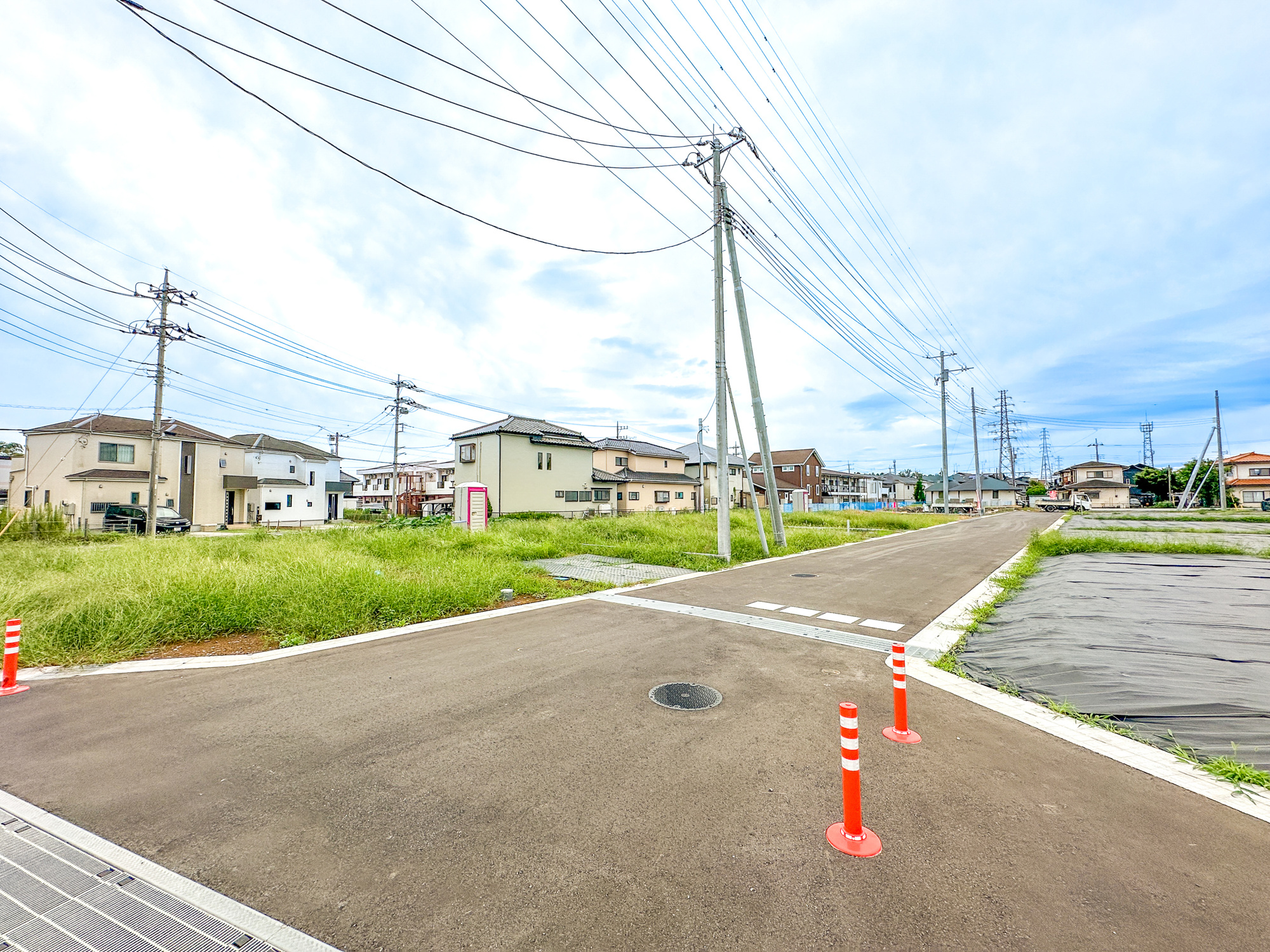 宇都宮市細谷町の新築一戸建の前面道路含む現地写真|前面道路は閑静な住宅地をはしる車通りの少ない道路。お車の出し入れが苦手なママや小さなお子様にも安心ですね。しっかり舗装もされているので、ベビーカーや自転車で通っても快適に通行できます。