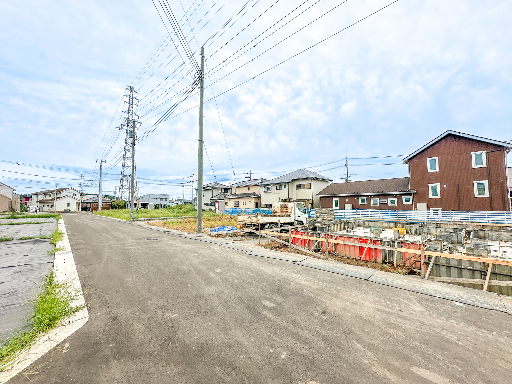 宇都宮市細谷町の新築一戸建の前面道路含む現地写真|低層の一戸建てを中心とした街並みが整然と続き、周辺は高い建物が建っていないので、採光や開放性に恵まれ、空が広く緑の多い閑静な趣を感じる環境です。