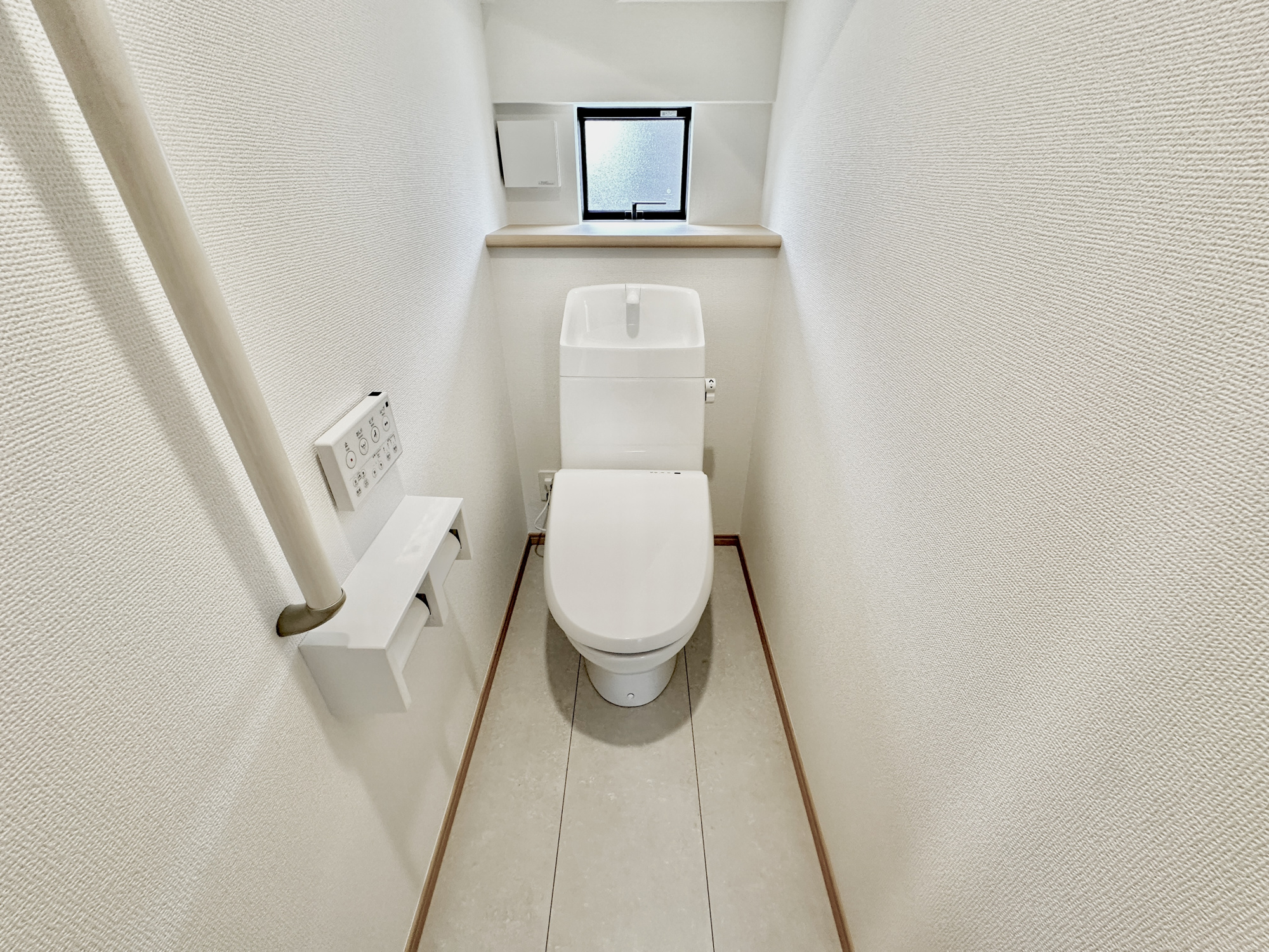 宇都宮市松原２丁目　新築住宅全１棟のトイレ|節水型でエコなトイレには、今では当たり前の洗浄付き。便座を温める機能もついていて、居心地良くてトイレから出られなくなるかも！換気用に換気扇はもちろん、窓も着いているので常に快適ですね♪