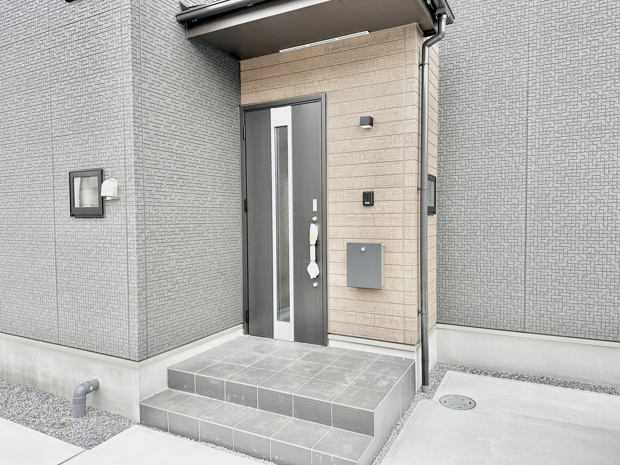 宇都宮市松原２丁目　新築住宅全１棟の玄関|SICがあるので、ベビーカーなど収納でき、いつも玄関がスッキリして気持ちいいですね！