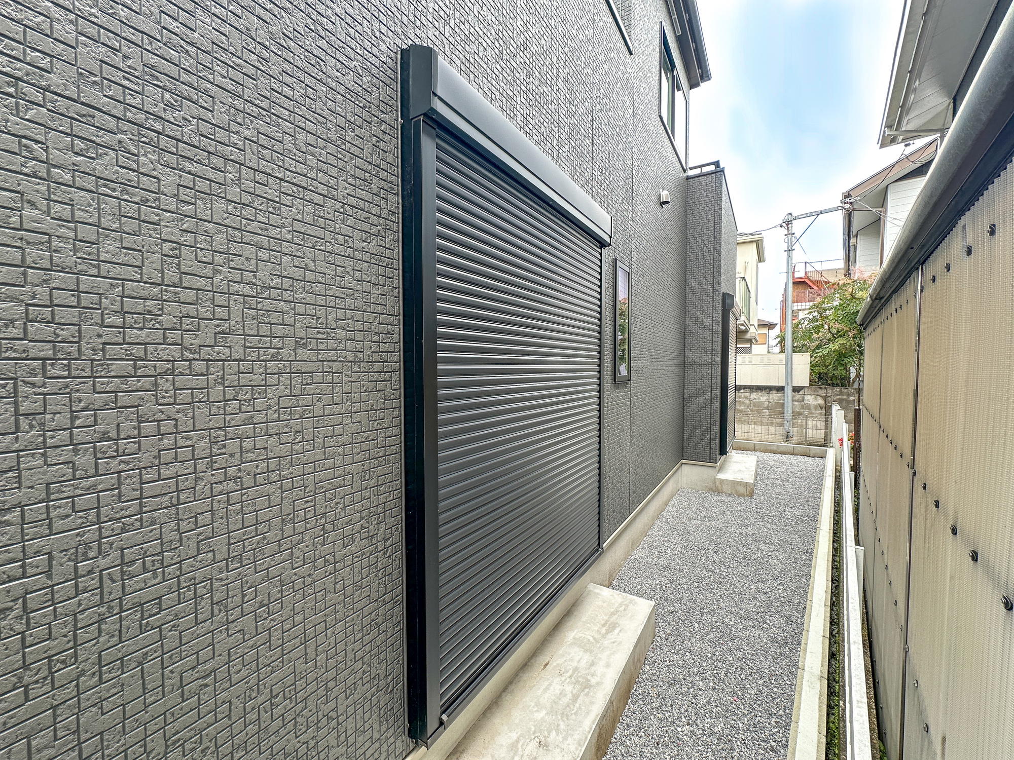 宇都宮市松原２丁目　新築住宅全１棟の防犯設備|防風、防犯、防音、断熱と様々な効果を発揮するシャッター付きです♪