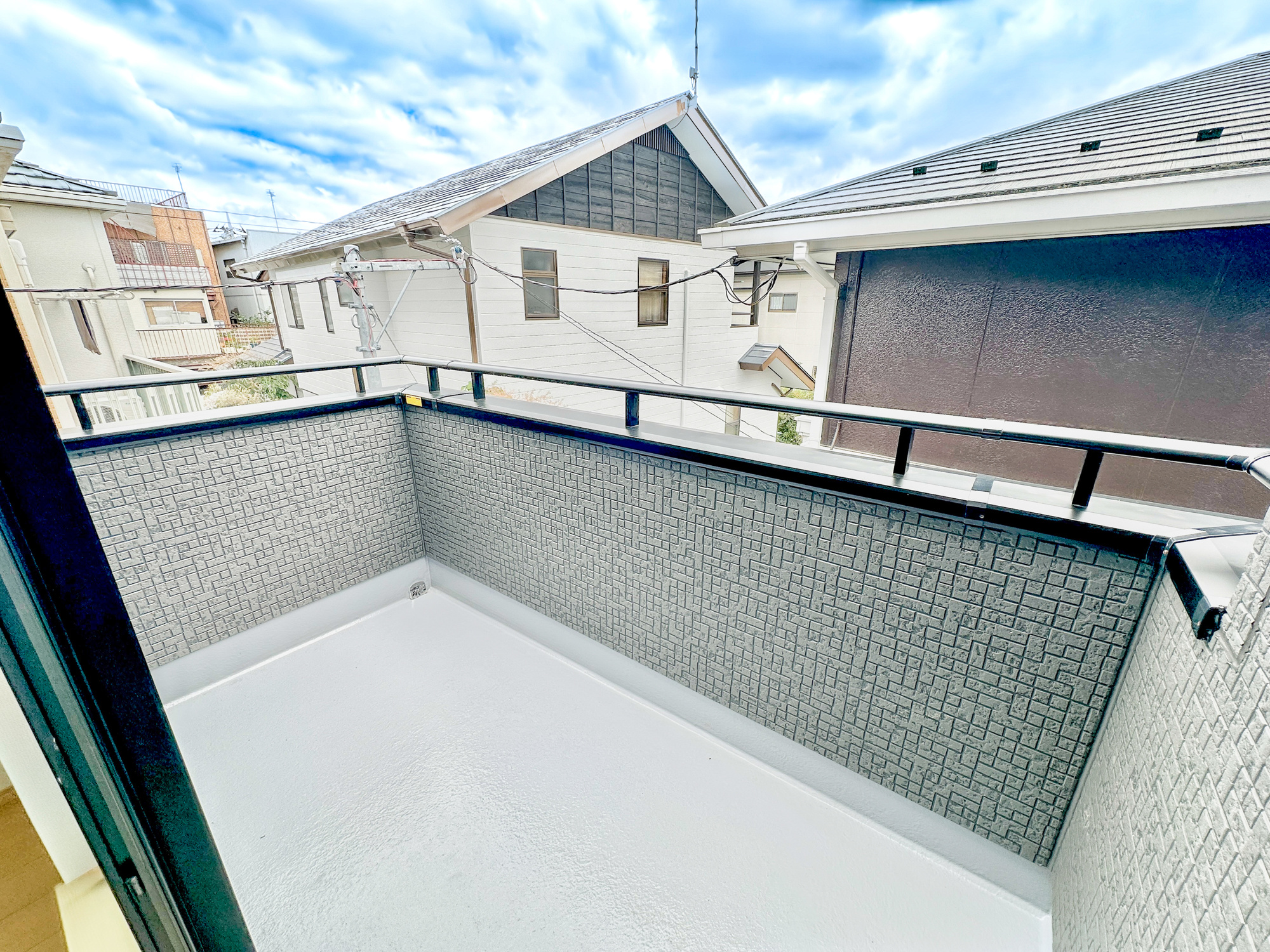 宇都宮市松原２丁目　新築住宅全１棟のバルコニー|南向きで陽当りの良いバルコニーは、物干しセットを追加すれば、一度にたくさんのお洗濯物が干せるのが魅力！バルコニーは洗濯物を干すだけの場所じゃなく、家族のゆとりのある時間を演出するプライベート空間。
