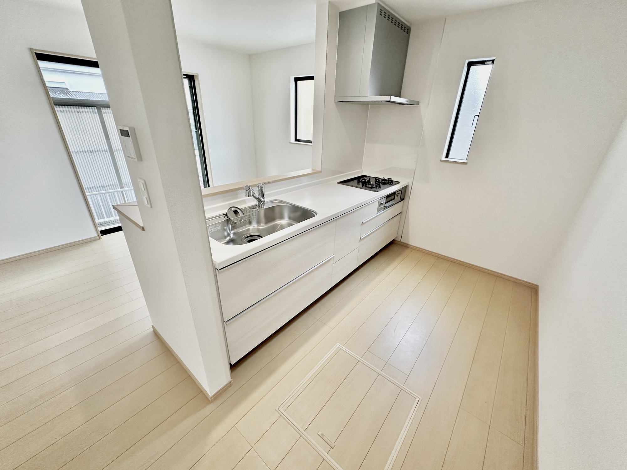 宇都宮市松原２丁目　新築住宅全１棟のキッチン|ダイニングからワークスペースを見渡せる、見せるキッチン。ダイニングとの空間のつながりが、スペースのゆとりを生み出します♪