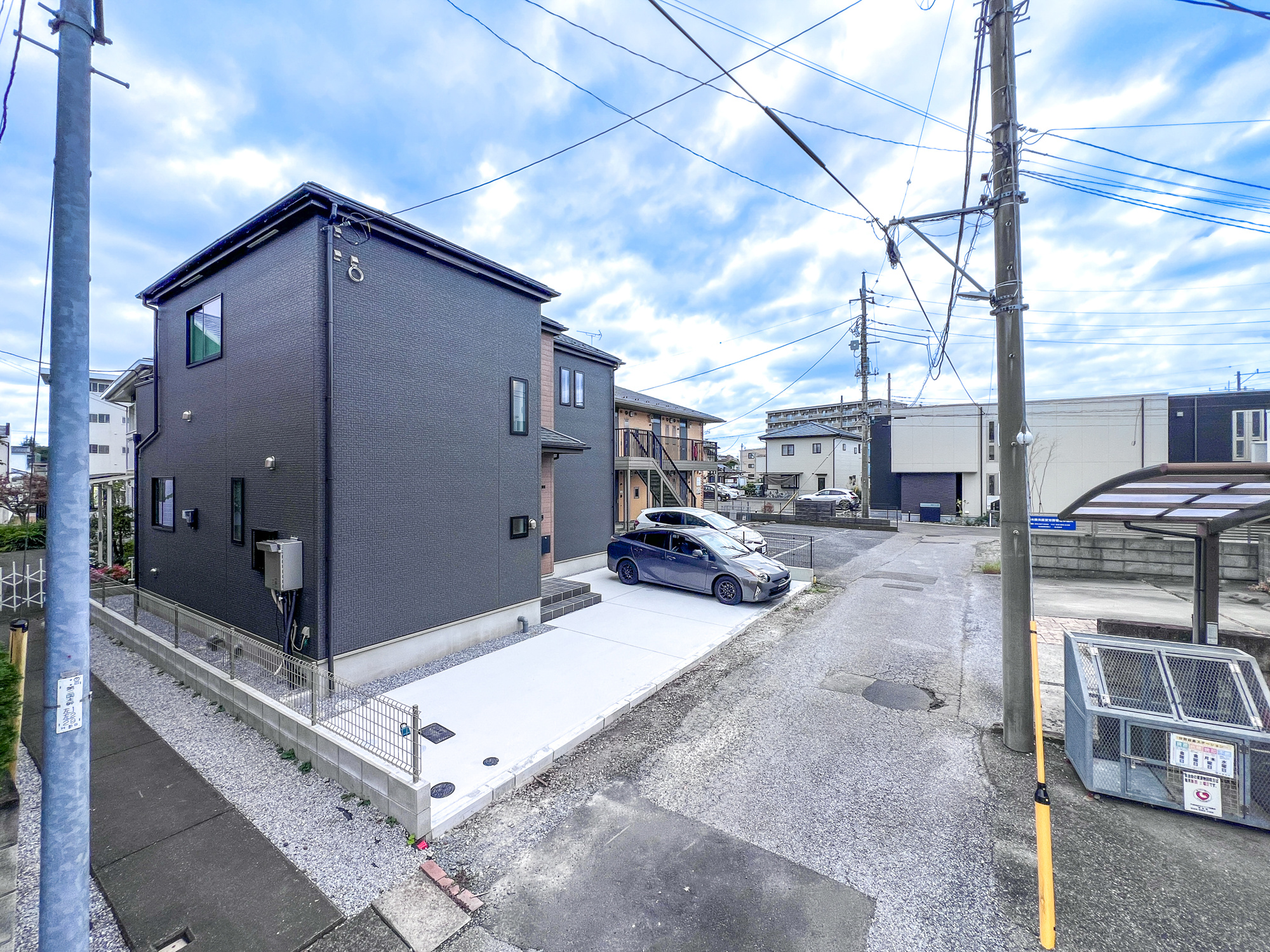 宇都宮市松原２丁目　新築住宅全１棟の前面道路含む現地写真|閑静な住宅地で子育て家族にピッタリ。毎日のお散歩も快適な緑に恵まれたエリアで、自然に包まれた穏やかな暮らしを実現するための、ゆとりある住環境が整っています。

