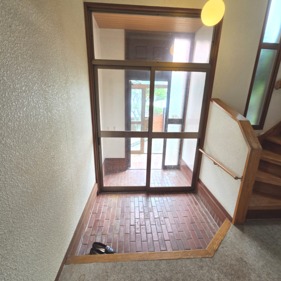 登別市若草町1丁目7-6　中古住宅の玄関