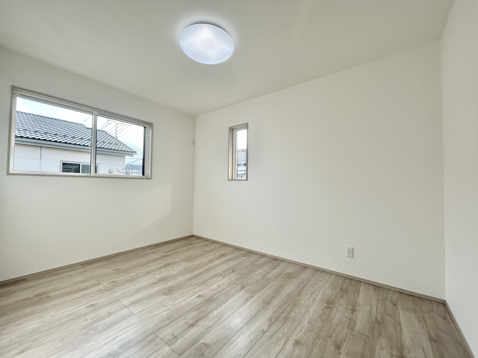 前橋市元総社町第3期　新築住宅全1棟の洋室|木目のフローリングが暖かみのある室内に。明るい寝室で心地のいい朝を迎えられそう。