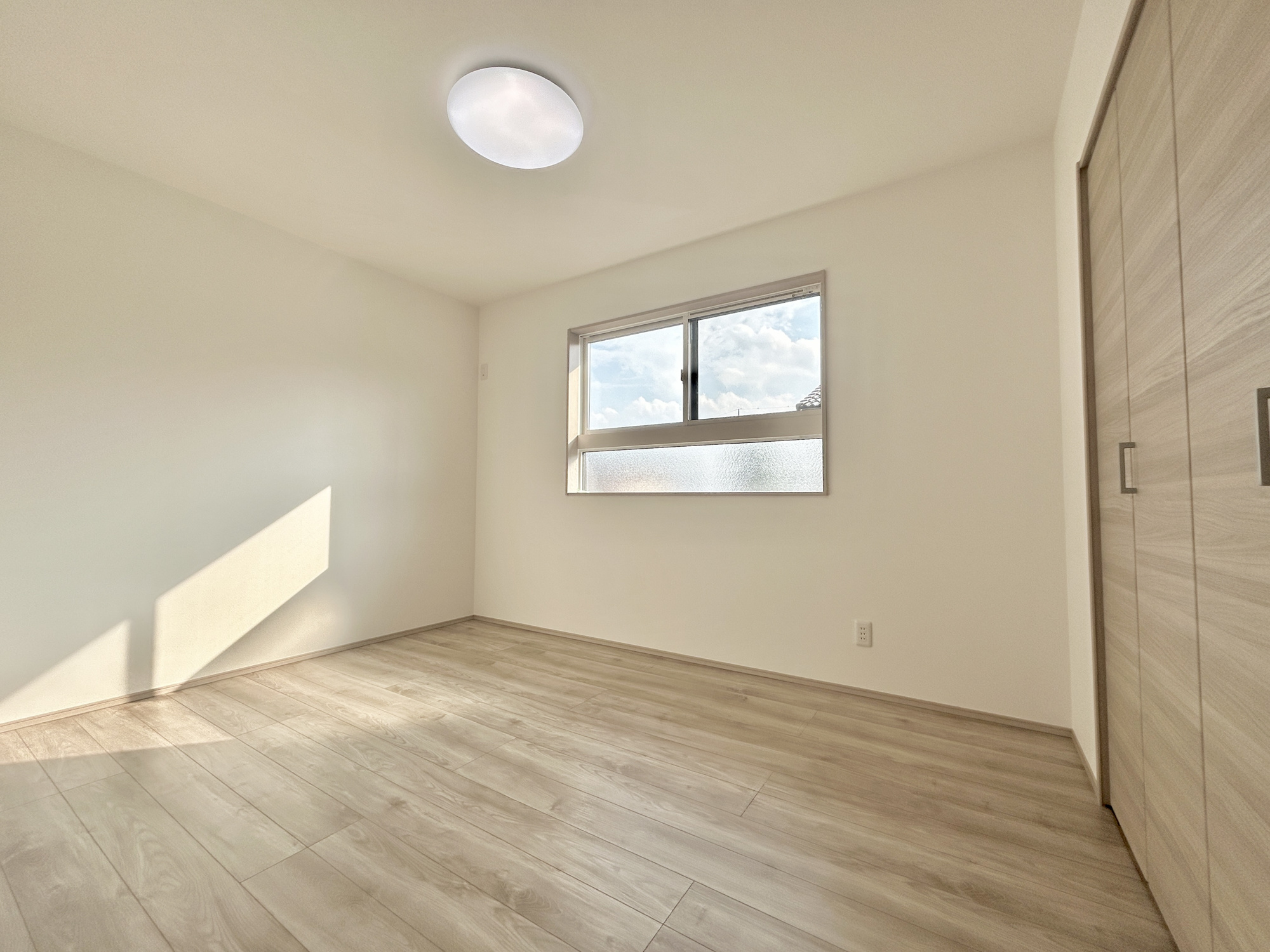 前橋市元総社町第3期　新築住宅全1棟の子供部屋|家族一人ひとりの大切なプライベート空間。趣味に合わせて使って頂けるようシンプルに仕上げてあります。暮らし心地を大きく左右する収納を、適材適所に配置し使い勝手を考慮しました。