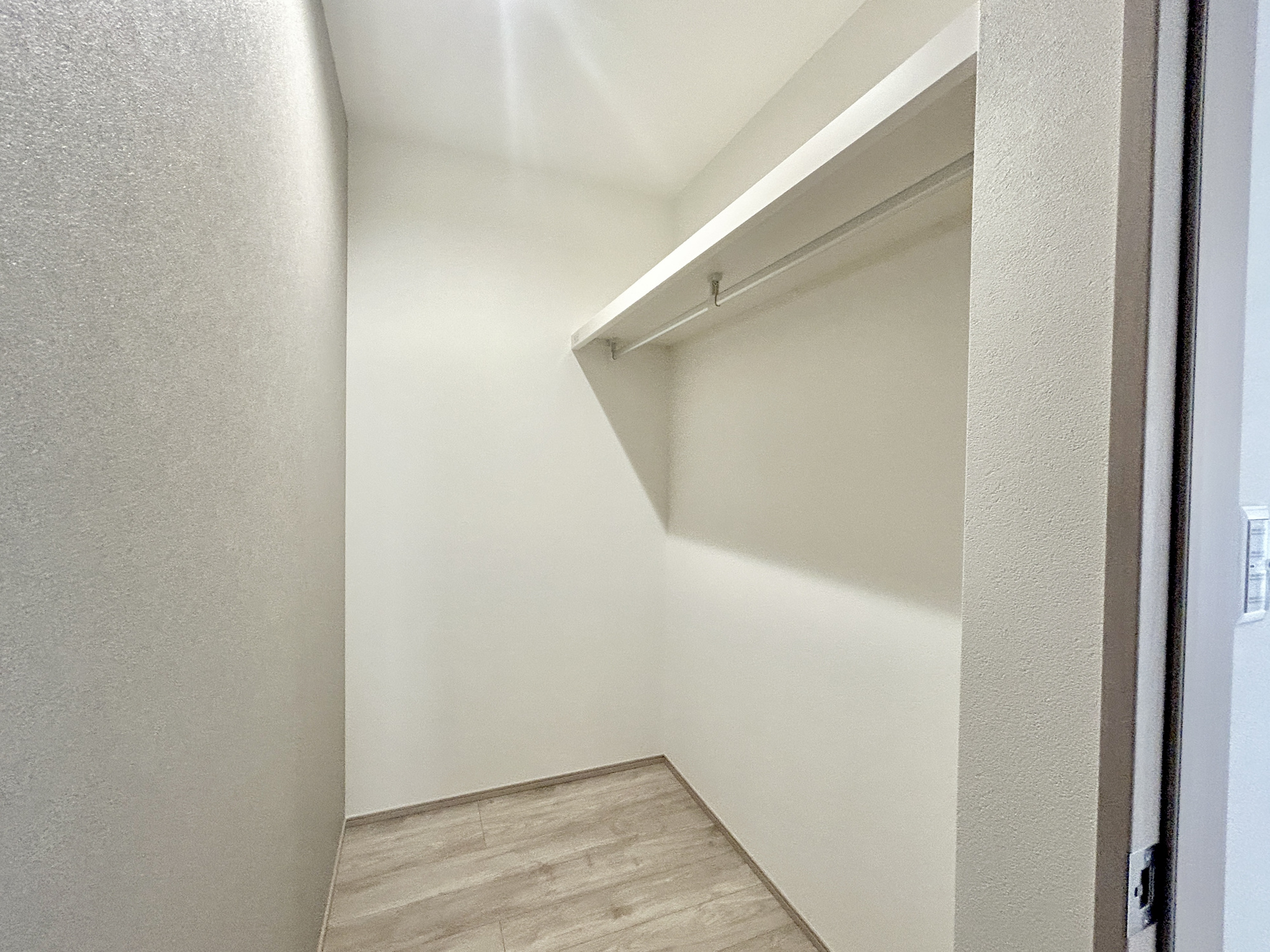 前橋市元総社町第3期　新築住宅全1棟の収納|ウォークインクローゼットのある住まいで収納上手な生活を実現！衣類だけでなく、箱物や思い出の品もたっぷり収納できますので、整理整頓もスムーズに。居室空間をより広々と使えます！