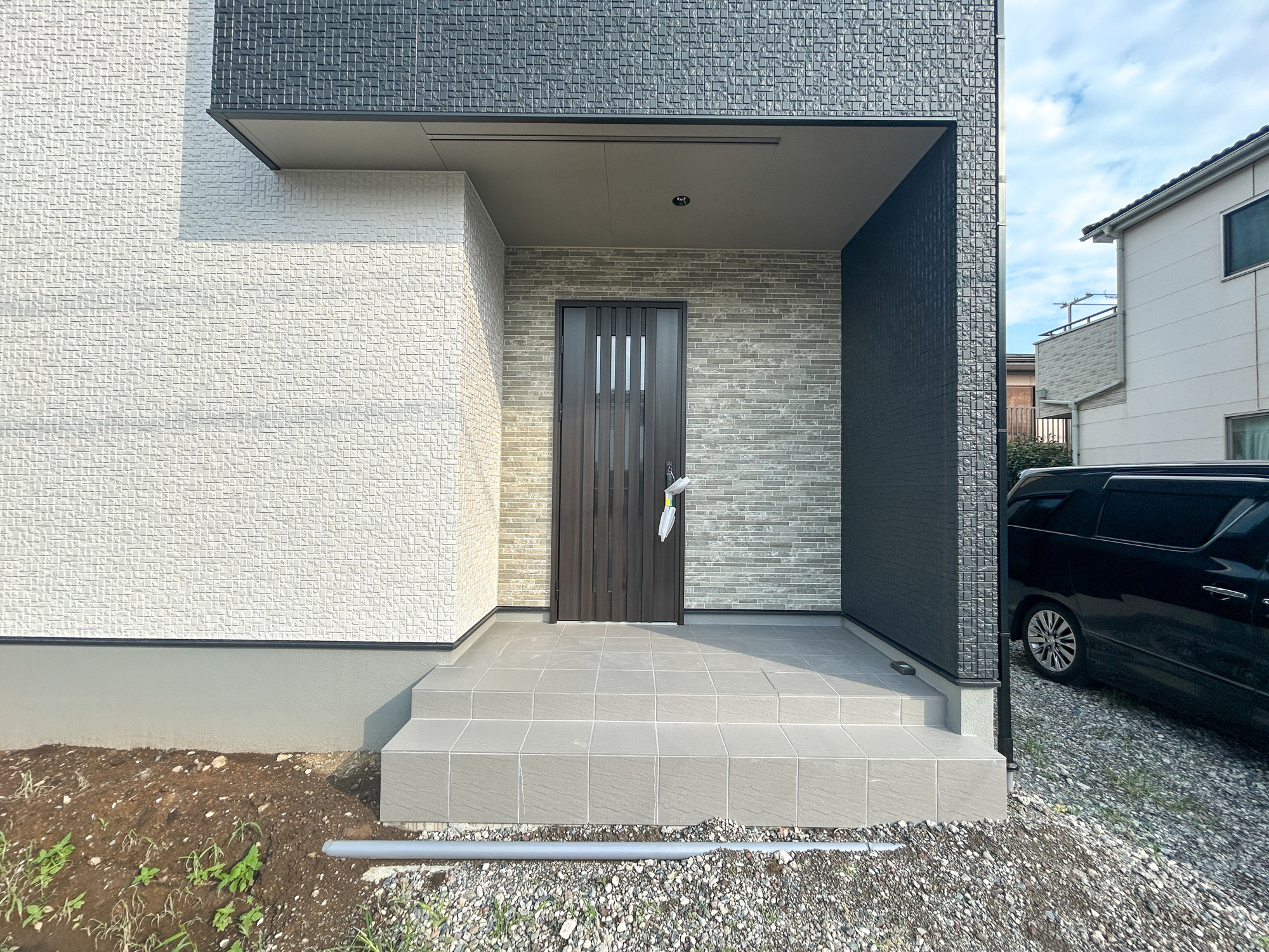 前橋市元総社町第3期　新築住宅全1棟の玄関|玄関上は屋根があるので雨の心配いらず♪