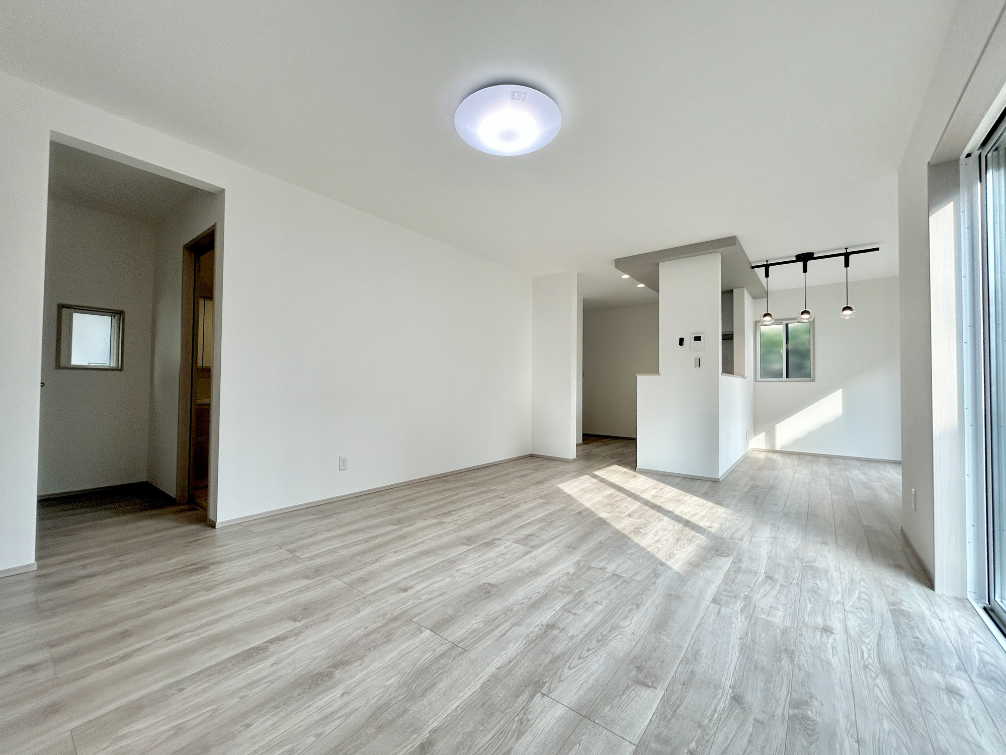 前橋市元総社町第3期　新築住宅全1棟の居間・リビング|大きく開いた窓からは、明るい陽射しが射し込みます。
爽やかな風が吹き抜ける心地良いリビングには、自然と家族が集まります。
