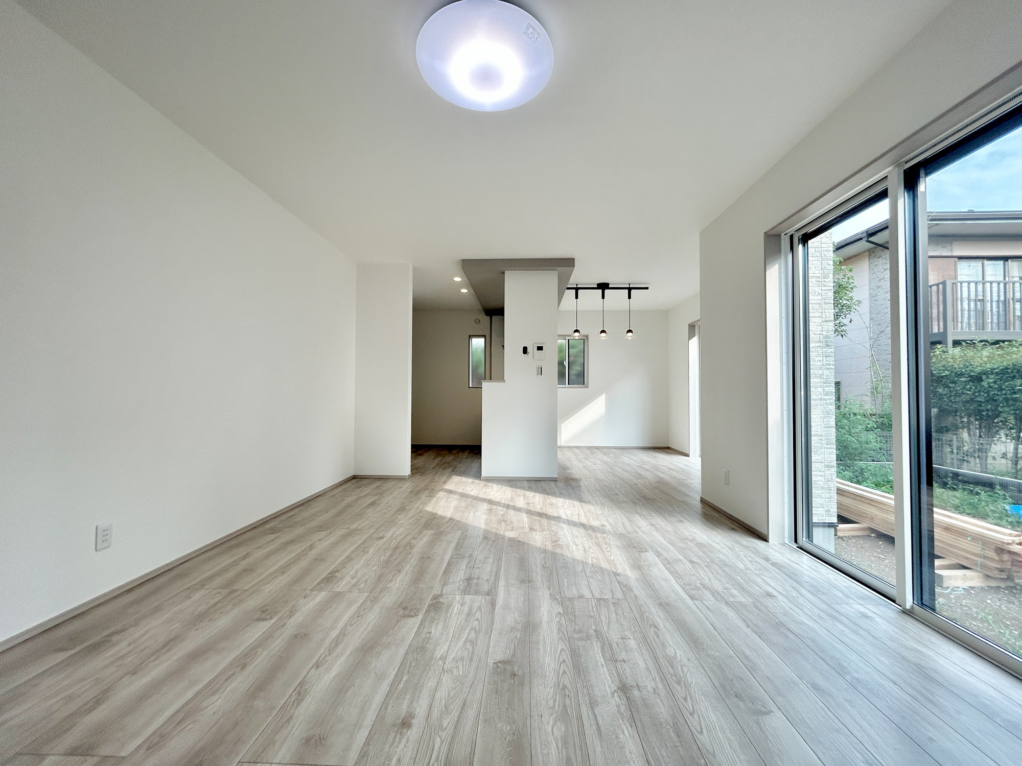 前橋市元総社町第3期　新築住宅全1棟の居間・リビング|室内にいても、たっぷりの陽光と爽やかな風を感じて頂ける、開放感あふれるリビングです。
ご家族と穏やかに過ごす、心地の良い時間が流れます。