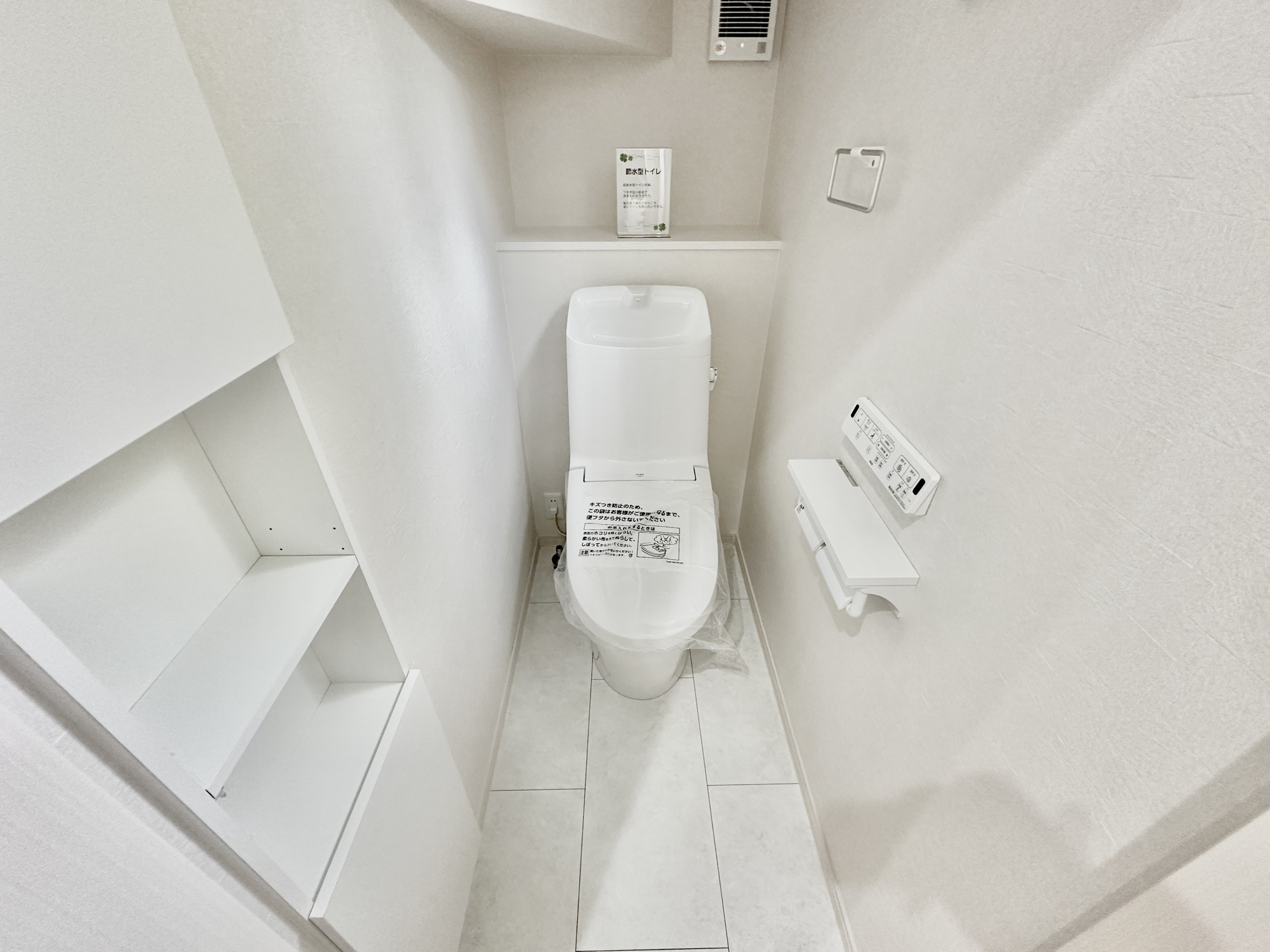 宇都宮市鶴田町１期　新築住宅全２棟のトイレ|節水型でエコなトイレには、今では当たり前の洗浄付き。便座を温める機能もついていて、居心地良くてトイレから出られなくなるかも！換気用に換気扇はもちろん、窓も着いているので常に快適ですね♪